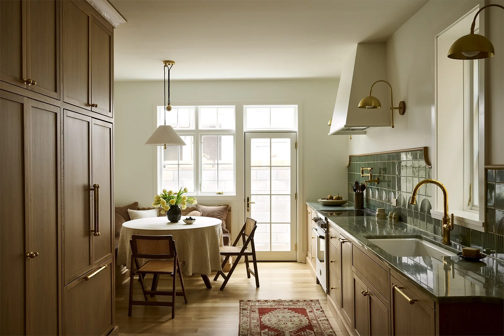 sixteen_lores_kitchen_01.jpg