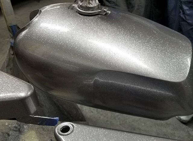Norton Commando special flaked in @painthuffermetalflake mini flakes. Couple clear coats before moving on to the kandy. 
#custompaint #painthuffermetalflake #metalflake #process #houseofkolor_  #hok #special #refinisherporn #colorsanding