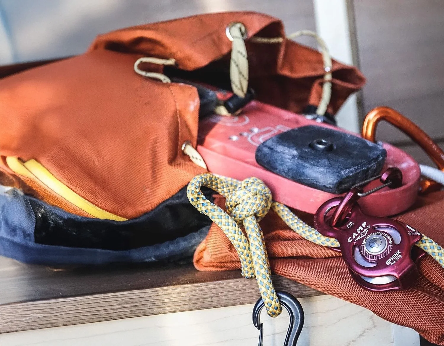 Grippul XL clipped to a rope bag