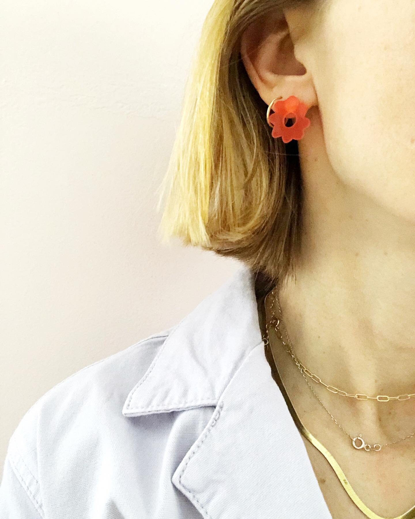 Just listed! Flower earrings in poppy✨
