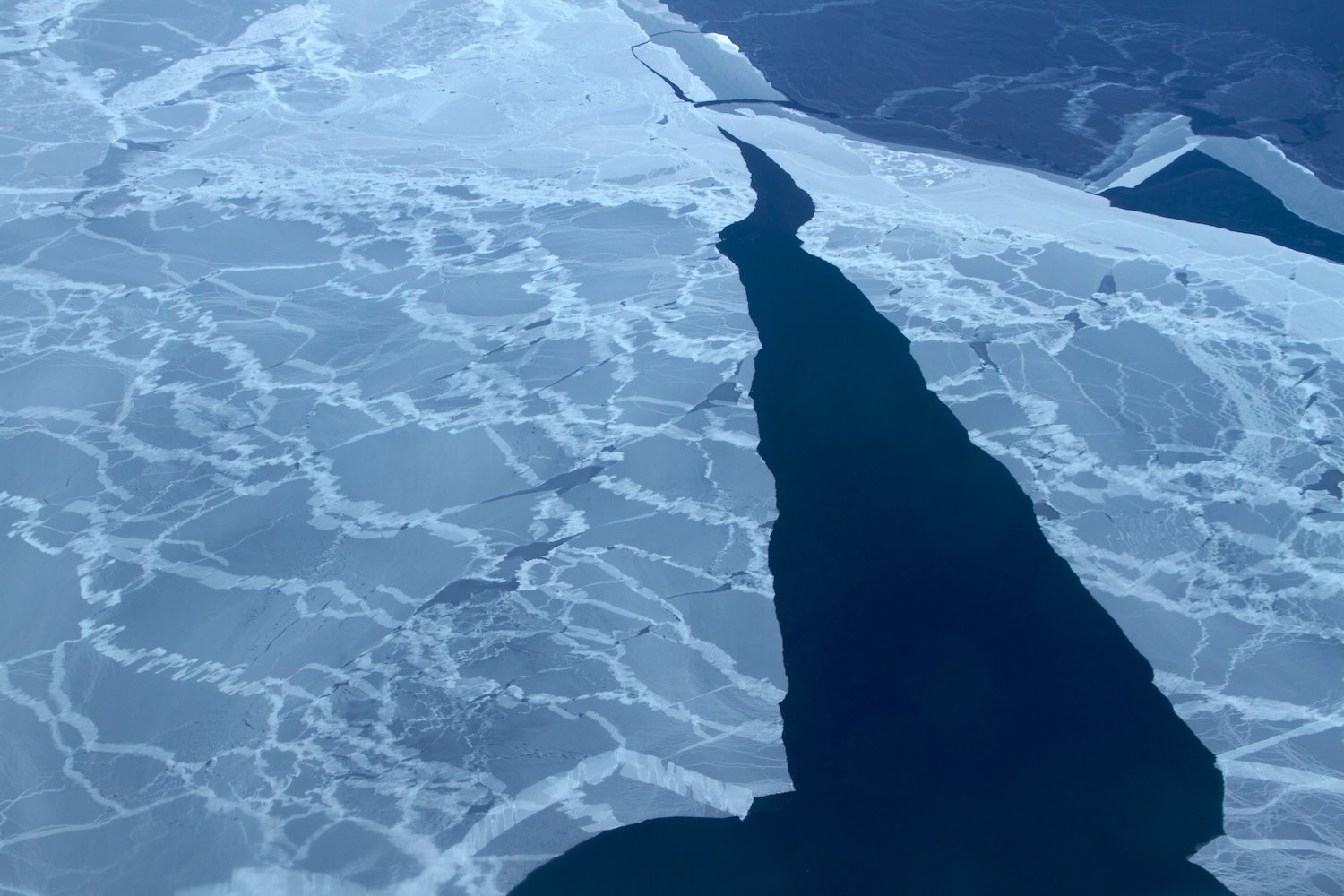  Sea ice breaking up off Greenland's coast 