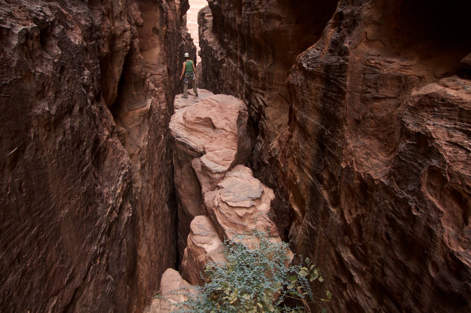 An abseil point in Abu Iglakhat Canyon