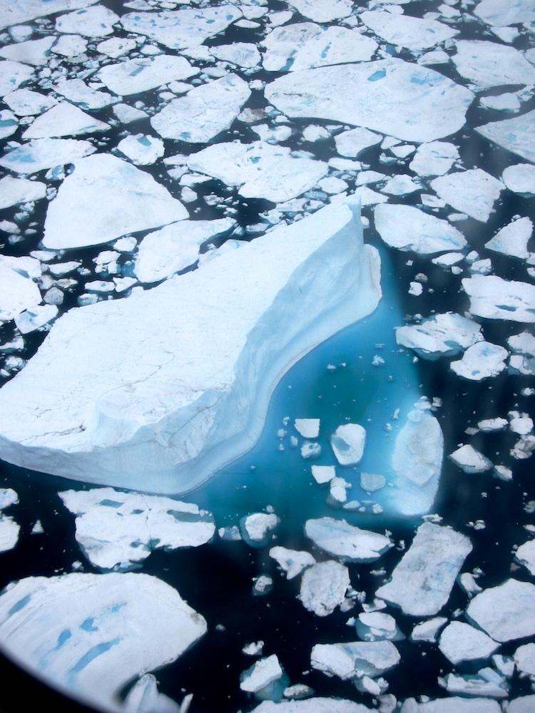  Spectacular icebergs en route to Kuummiiut via helicopter 