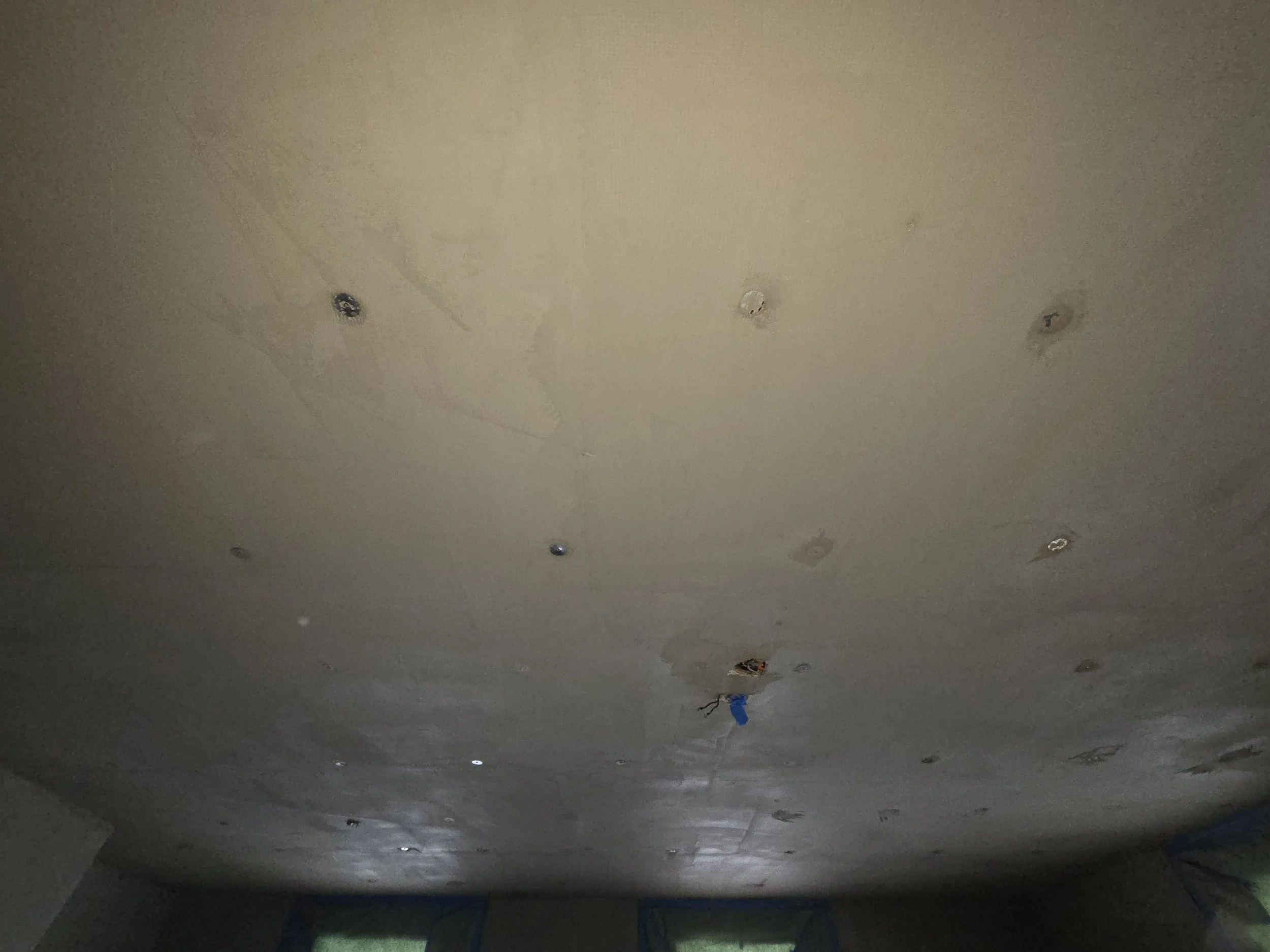 Ceiling with mesh covering from the first coat.