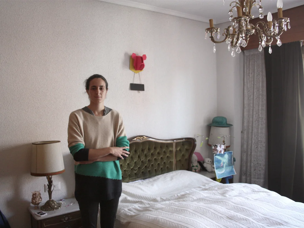 RESEARCH AND REGISTERING BEHAVIOR AND ACTIVITIES DERIVED FROM HOUSE CHANGING. To change housing is always accompanied by more or less substantial modifications of everyday living habits; with respect to coming back to parents’ house, these behaviour and habits alterations are not only affecting the “new tenant” but the rest of members of the family inhabiting the house too. That’s why HOME BACK HOME raises the monitoring and analysis of spontaneous or established behaviour that have been instilled, in order to improve them and to avoid the creation of conflicts derived from lack of design or preparedness on this new family estate.