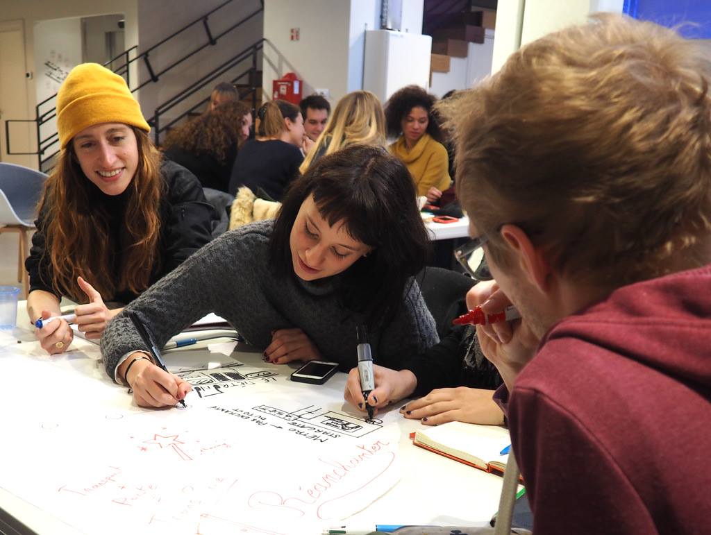 Primera tentativa de diseño de #grigris con alumnxs de la e.artsup (l'école de la passion créative) en el espacio de Maif Social Club.