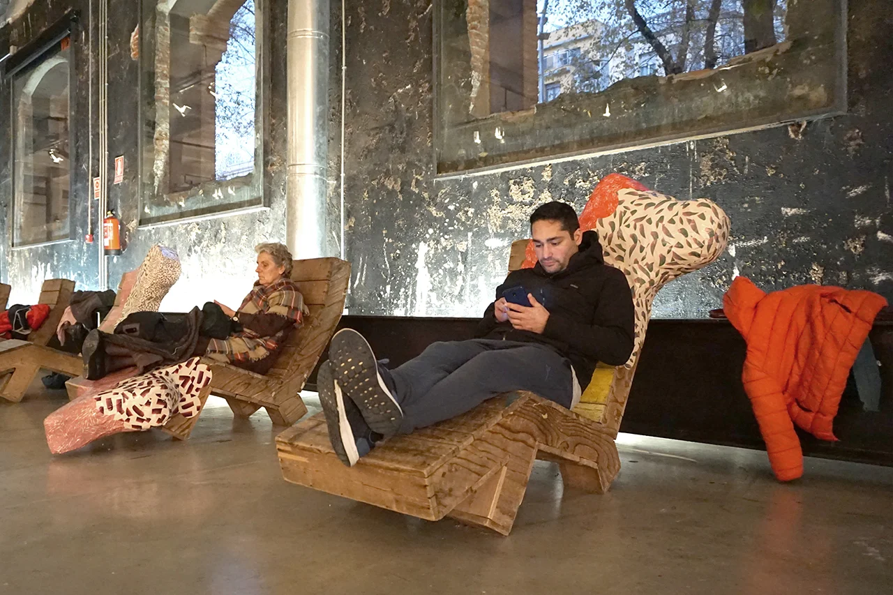 Modelos para una ciudad en la que caben lxs niñxs es un programa que explora los lugares dedicados a la infancia en el espacio público y, en particular, en las instituciones culturales. Desde Intermediae se quiere investigar cómo el arte incide y propone modelos de inclusión y coexistencia en el ámbito de la ciudad. Para responder a estas inquietudes, invitan a diferentes artistas a reflexionar sobre el concepto de playground y sus posibles derivaciones. Así, buscan generar otras poéticas y comportamientos a la vez que contribuyen a producir entornos sensibles y complejos en los que relacionarnos. Estas exploraciones suceden principalmente en esta Nave, pero también se extienden a otros lugares dentro y fuera del recinto de Matadero.