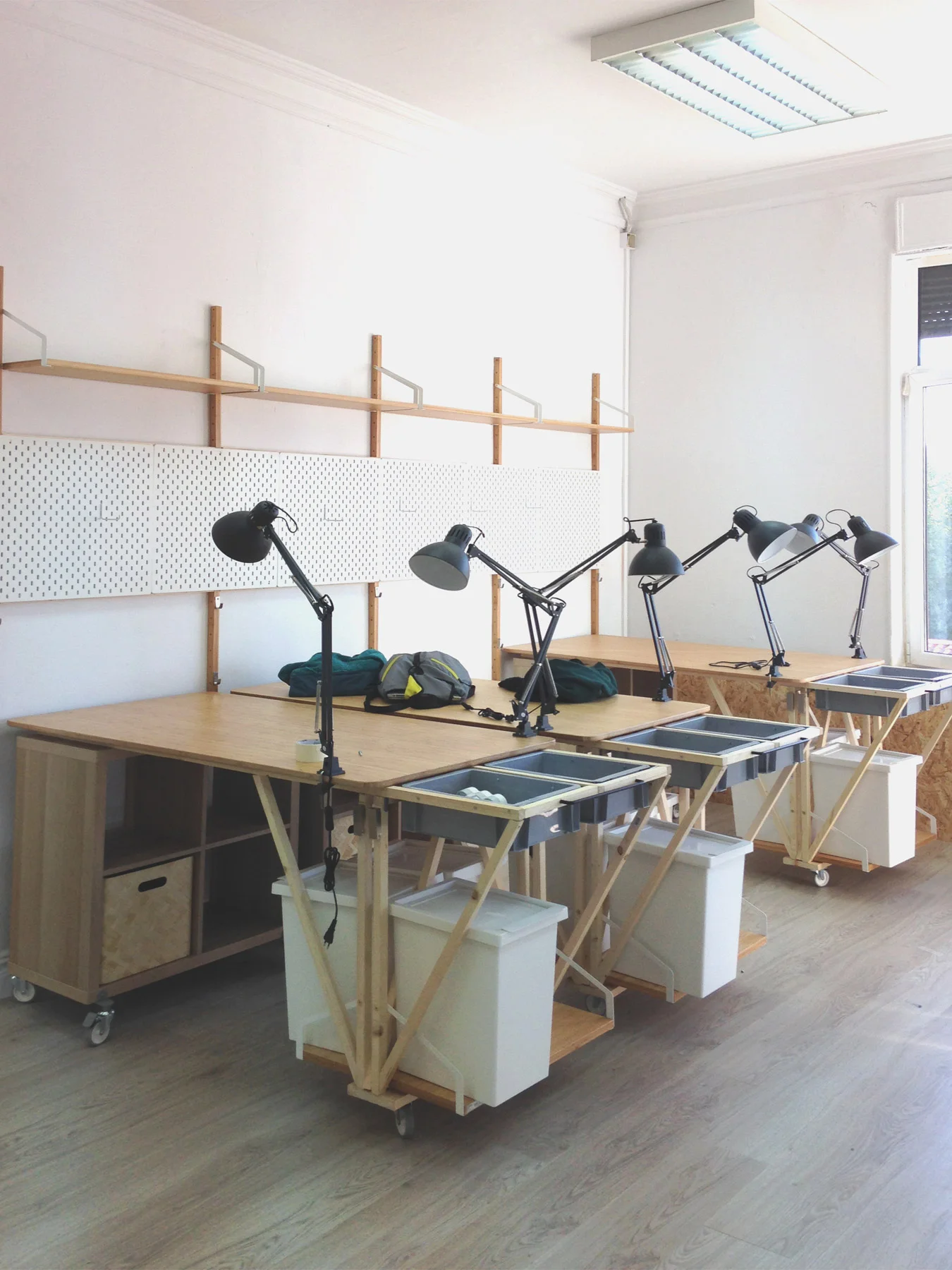 GARAGELAB ORTZADAR En 2017 arrancamos un nuevo proyecto, en cuya fase piloto, en Fundació El Llindar, y los centros Padre Piquer y Salesianos Atocha más de 60 alumnos trabajan en el desarrollo de proyectos en los que, de forma transversal, se afrontan contenidos de diferentes asignaturas. METODOLOGÍA EDUCATIVA Las metodologías que proponemos para la realización de los proyectos se basan en Design Thinking y Aprendizaje Basado en Proyectos. Los alumnos podrán poner en práctica sus propias ideas para atender a cuestiones de su entorno que les preocupan, tendrán espacios para reflexionar, investigar y generar ideas, deberán ser capaces de organizar el trabajo en equipo, comunicarán sus logros y se sentirán con la capacidad de enfrentar nuevos retos tanto dentro como fuera de las aulas. EMPEZAMOS CREANDO NUESTRO GARAGELAB Un nuevo espacio Maker, co-diseñado y construido por los propios usuarios. Empoderamos al alumno con nuevas metodologías colaborativas y afianzarles en el uso de herramientas de diseño y construcción. Construimos una identidad común de los alumnos y de los profesores. FORMACIÓN EN CREACIÓN Y FABRICACIÓN DIGITAL Ofrecemos a los docentes un primer contacto con la filosofía FabLab, el contexto maker, la representación de proyectos mediante programación y software 2D/3D así como su posterior fabricación física. Nos centramos en tecnologías de corte láser, prototipado electrónico e impresión 3D. Aportamos a los docentes la teoría, práctica y herramientas que les sirva como marco estructural para impartir clases y generar sus propios contenidos docentes.