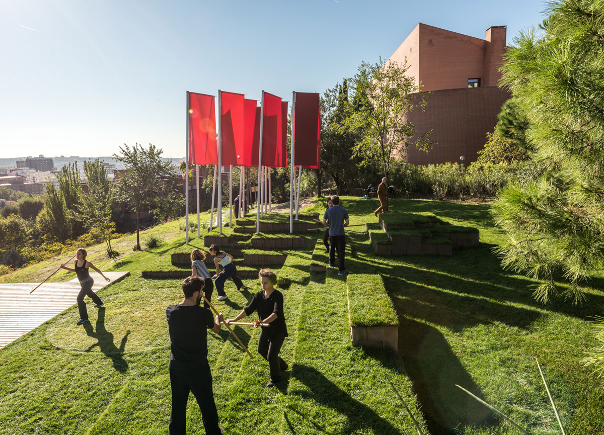 "EL OLIMPO" Designers: ENORME Studio http://enormestudio.es/ + comunidad de la RESAD Client: RESAD Real Escuela Superior de Arte Dramático de Madrid http://www.resad.es/ Building process: ENORME Studio + comunidad de la RESAD Photography: Javier de Paz García https://www.instagram.com/javierdepazgarcia/ Place: Av. de Nazaret, 2, 28007 Madrid Date: Abril a Octubre 2018.