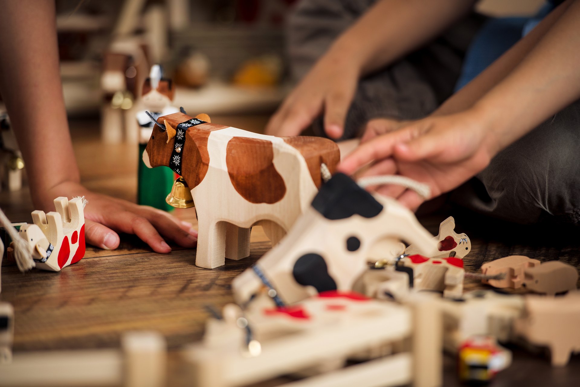 Kuh, Bauernhof, Bauernhoftiere, Schaf, Ziege, Hühner, Hund,  Holzspielwaren, Holzfiguren, Holzmanufaktur, Trauffer, Volkskunst, Kunsthandwerk, Schweiz, Tradition, Miniaturen, Nikolaus, Weihnachten, Krippe, Figuren, Schnitzen, Souvenir, Holzkuh, Drech