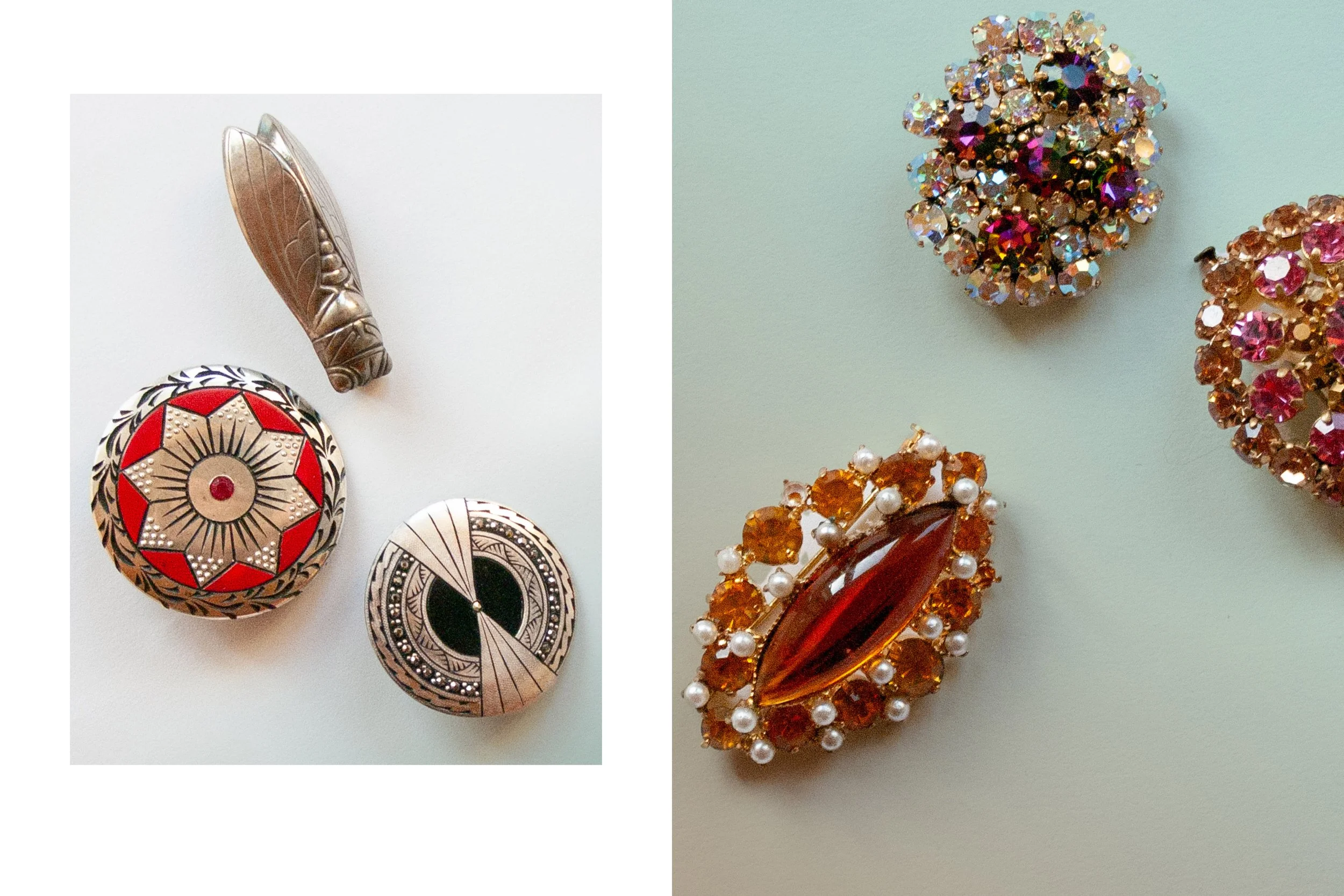 Modeschmuck aus Paris, aus der Mitte des 20. Jahrhundert: Diverse Broschen mit geometrischen Formen. ein Käfer-Sujet in Metall und verschiedene reichhaltig mit bunten Strass-Steinen bestückte Broschen. 
