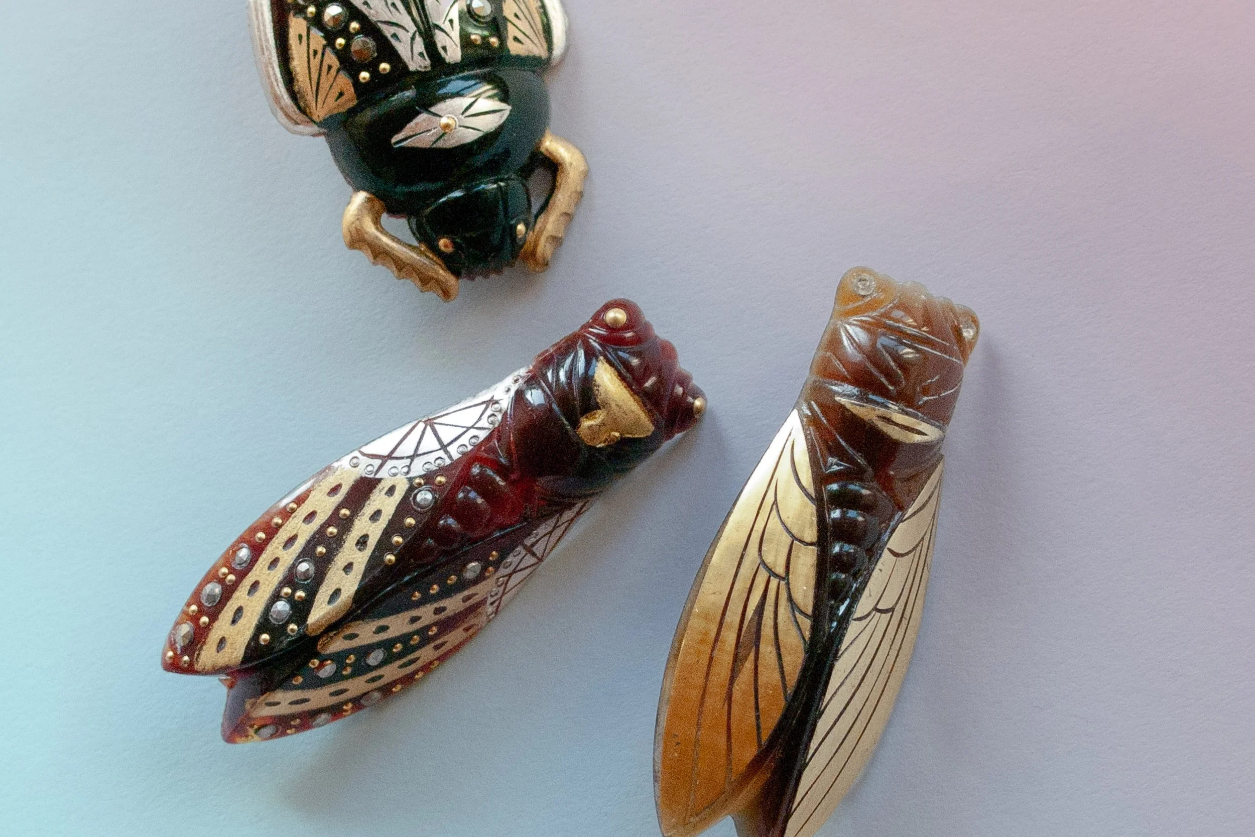 Modeschmuck aus Paris, aus der Mitte des 20.Jahrhundert: Drei Broschen in Sujets von  Käfern. Sie sind gold bemalt und aus Bakelit hergestellt.