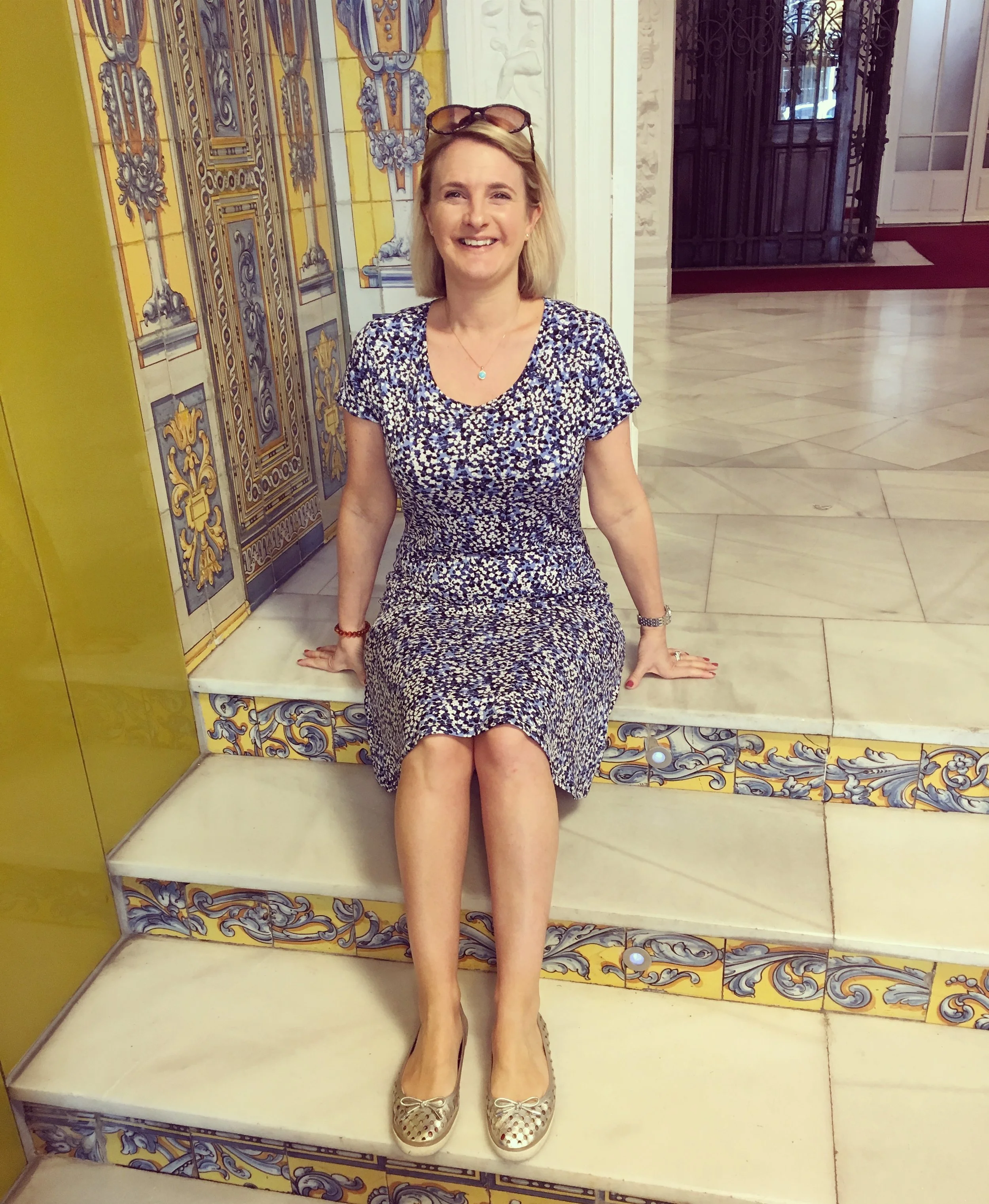 Above, loving everything Madrid has to offer. Dress from Michael Kors, bag from Louis Vuitton, Shoes from Tory Burch This dress is so comfy and easy to wear. Below, in the Thyssen Museum, I call this photo Monet and Me...this place is beyond awesome, I felt very emotional in there. One of my great loves is Impressionist paintings (I know, you didn't expect me to be so a cultured did you...hahahahahahahahahaha...what can I say, I have hidden depths :) )