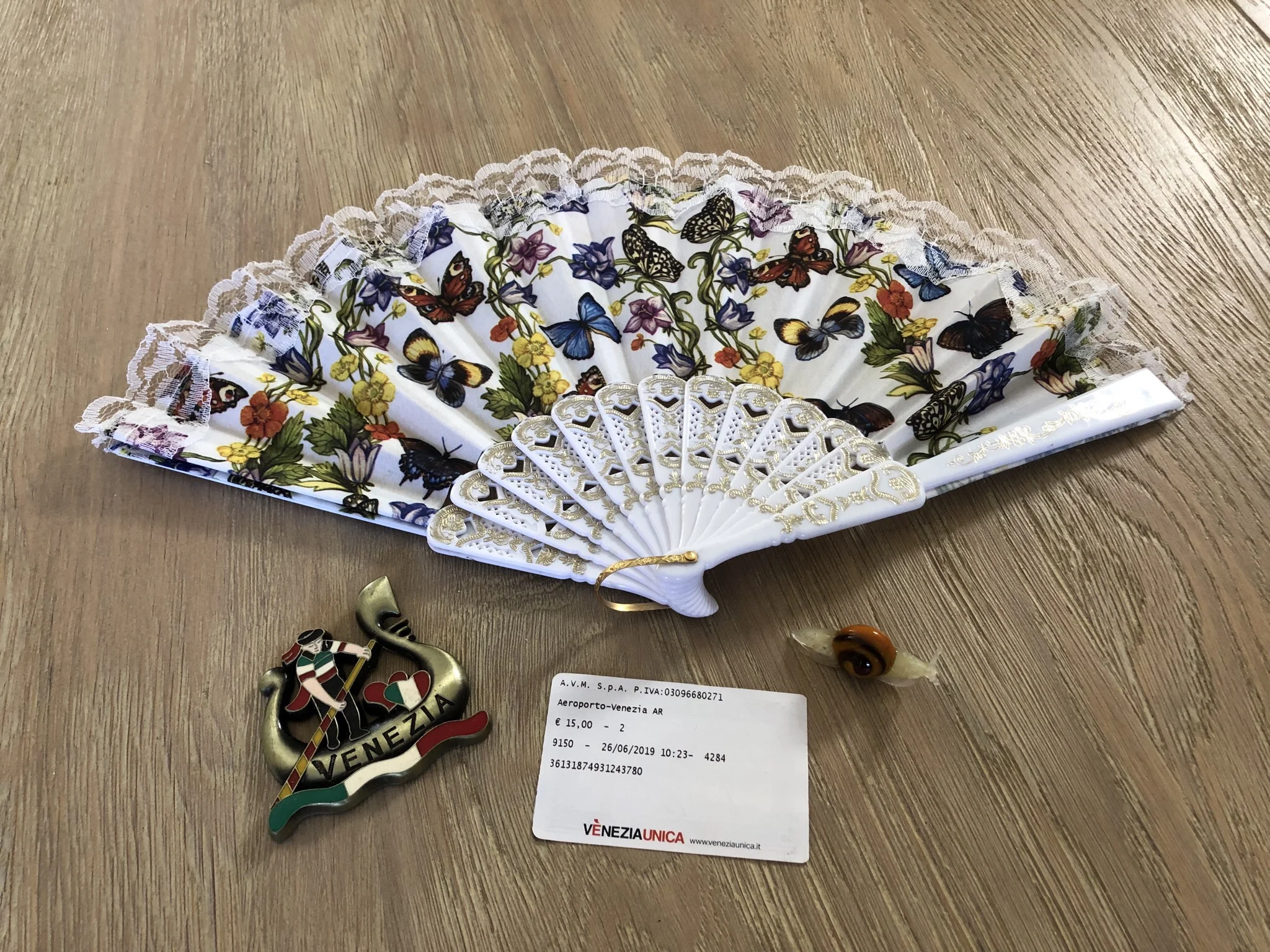 And what wonderful memories and souvenirs I have of my grand day out. The obligatory fan, the must have gondolier fridge magnet and a rather sweet Murano glass snail. I rather like the fact that snails roam wherever they choose because they take can their house with them. :)