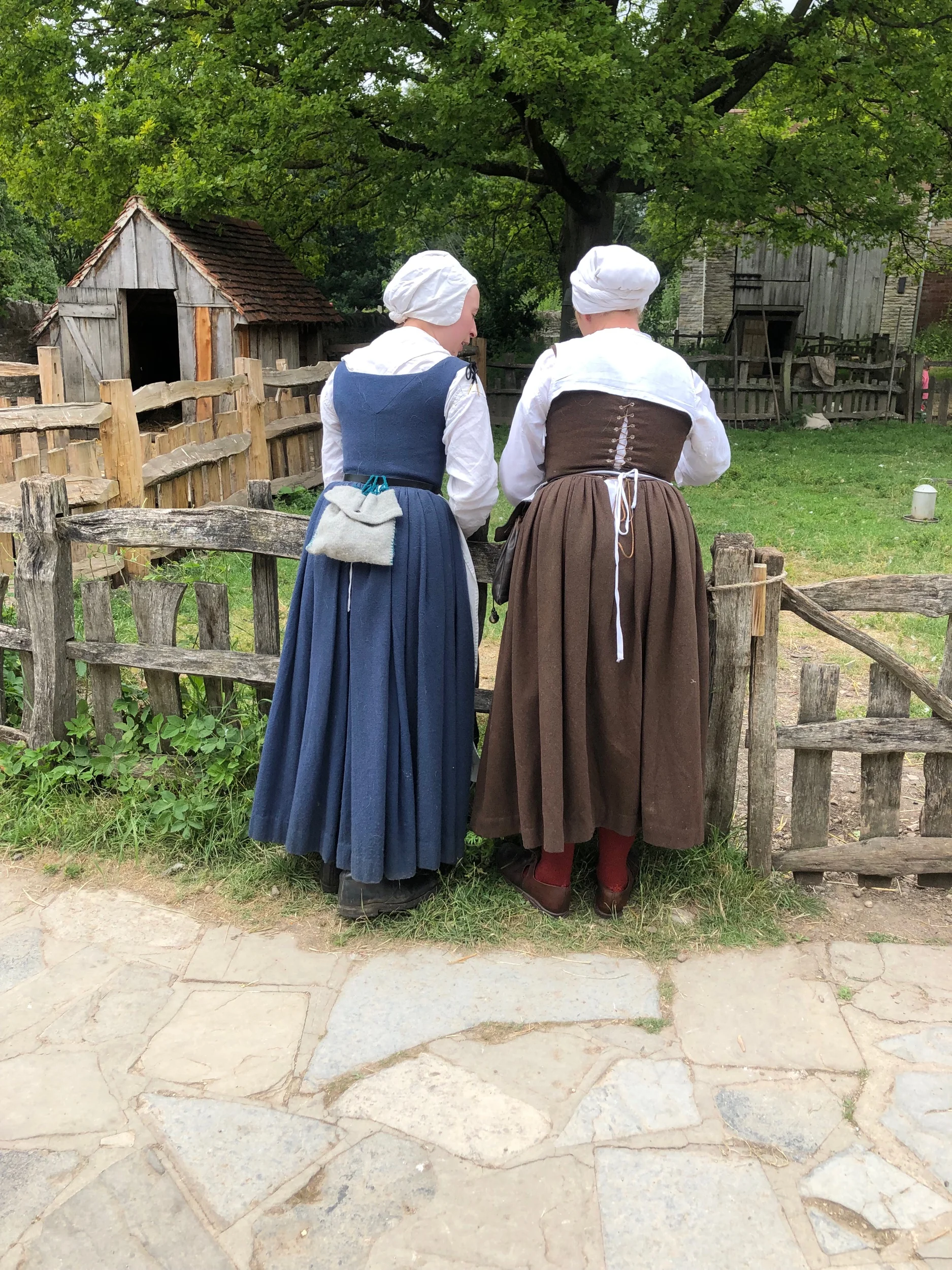 To add to my delight of traipsing round the childhood family home of William Shakespeare’s mum there were people dressed up in costume and talking in olden times dialect…..arrrrgghhhhhh…room 101 for me I’m afraid. God, I’m such a neanderthal aren’t I!! So be it kind sir, so be it! :) I knew our train experience had a stop off. I was expecting to just look round Stratford upon Avon town centre itself. But they weren’t finished with us yet, after his mums house visit we got back onto the coach and they said we’re now off to Anne Hathaway’s house…I thought it was odd that the American actress from The Princess Diaries and Devil wears Prada would live in the little sleepy county of Warwickshire…well, apparently there are two Anne Hathaways…who knew?….anyone listening at school I imagine…and one was married to William Shakespeare! Hahahahaha