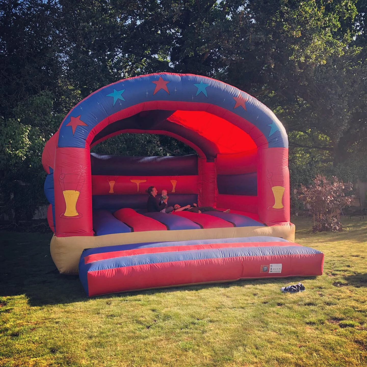 Saturday was Ben’s 21st birthday party, and like all 21 year olds he wanted a bouncy castle hahahahaha