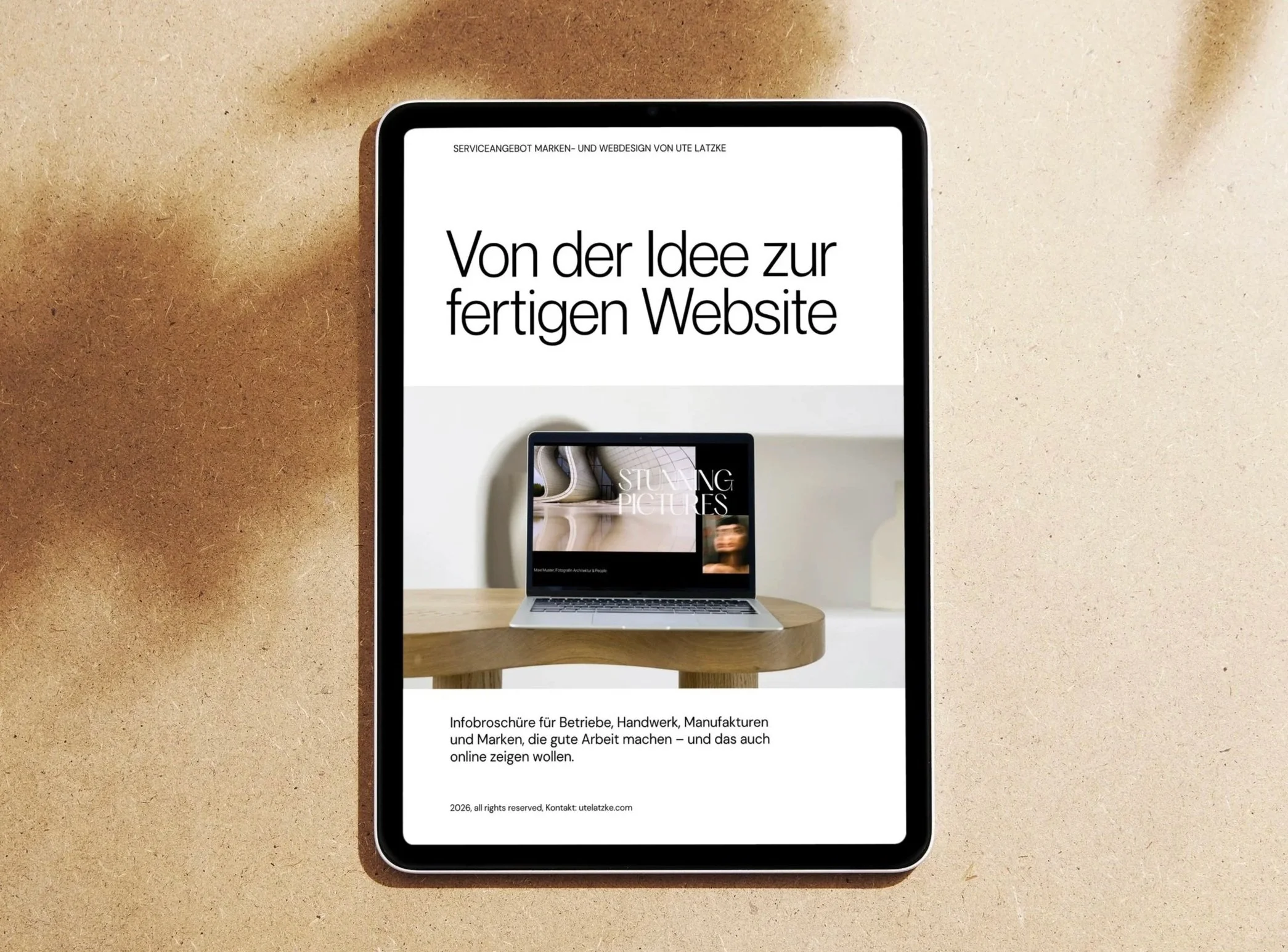 iPad mit Cover Infobroschüre, Foto Mac und Website