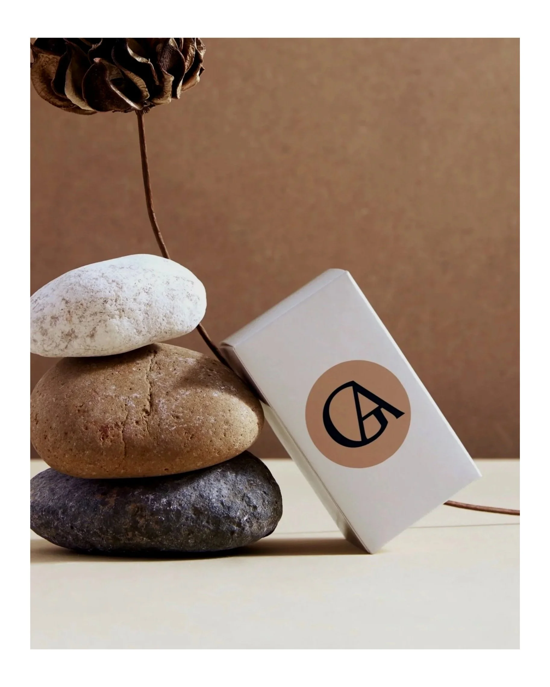 Packung weiß mit Logoaufdruck