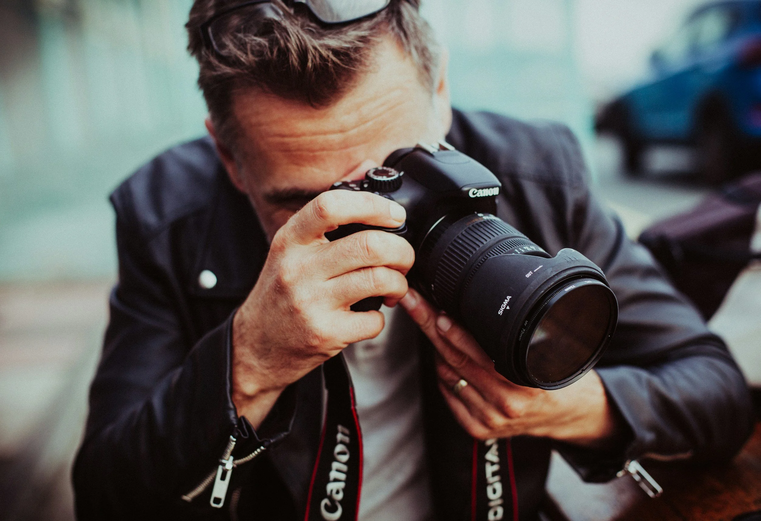 Fotograf bei der Arbeit mit Kamera,