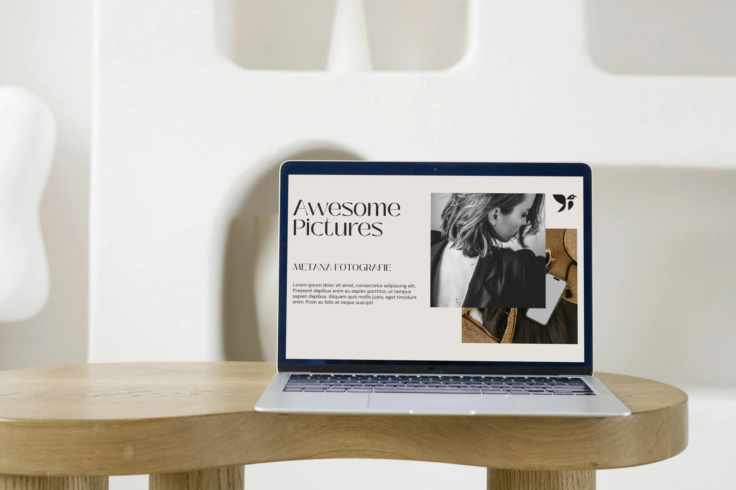 Laptop auf ovalem Holztisch zeigt Olineauftritt eines Fotografen, mock-up