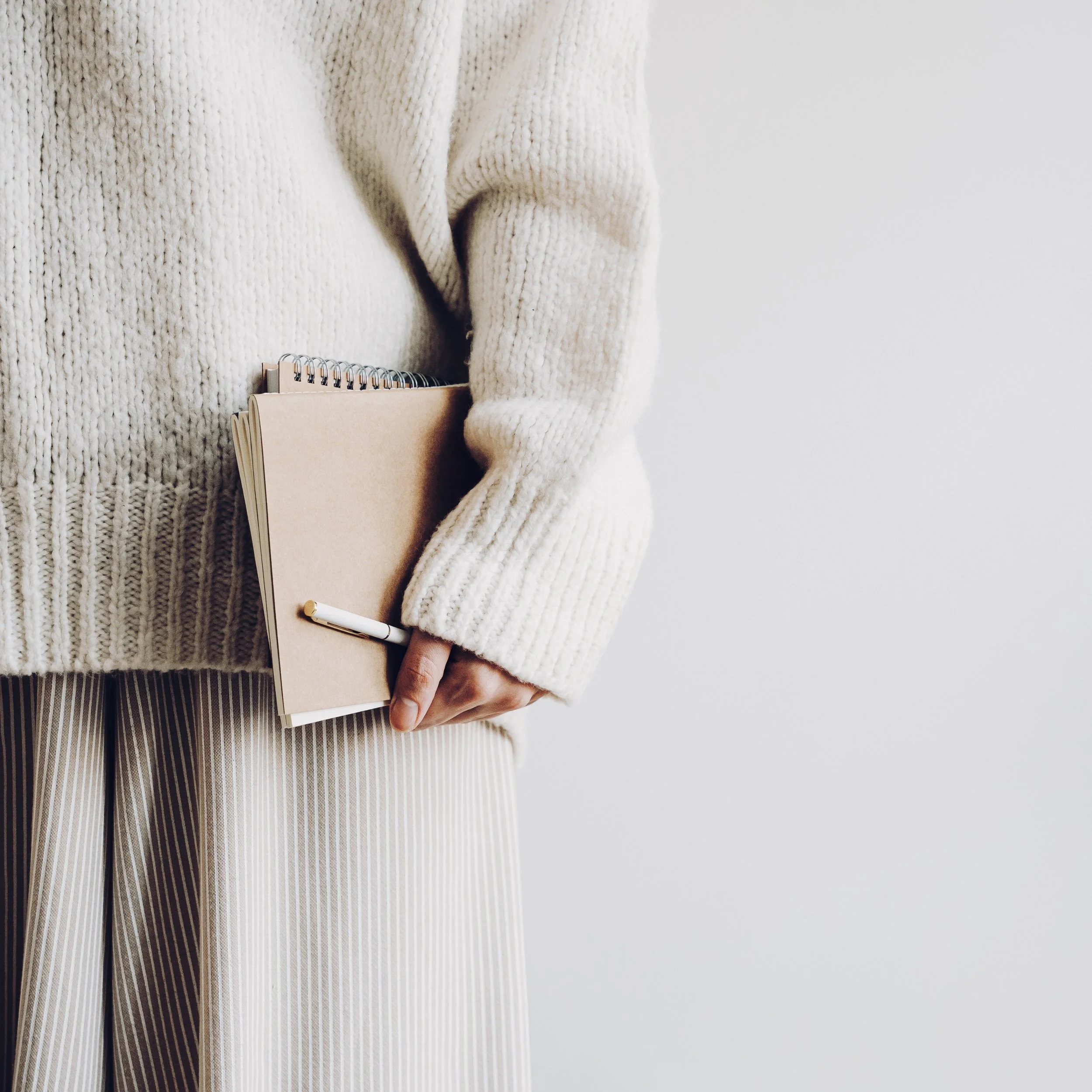 Pullover, Rock von Frau hält Block und Stift, Foto: canca