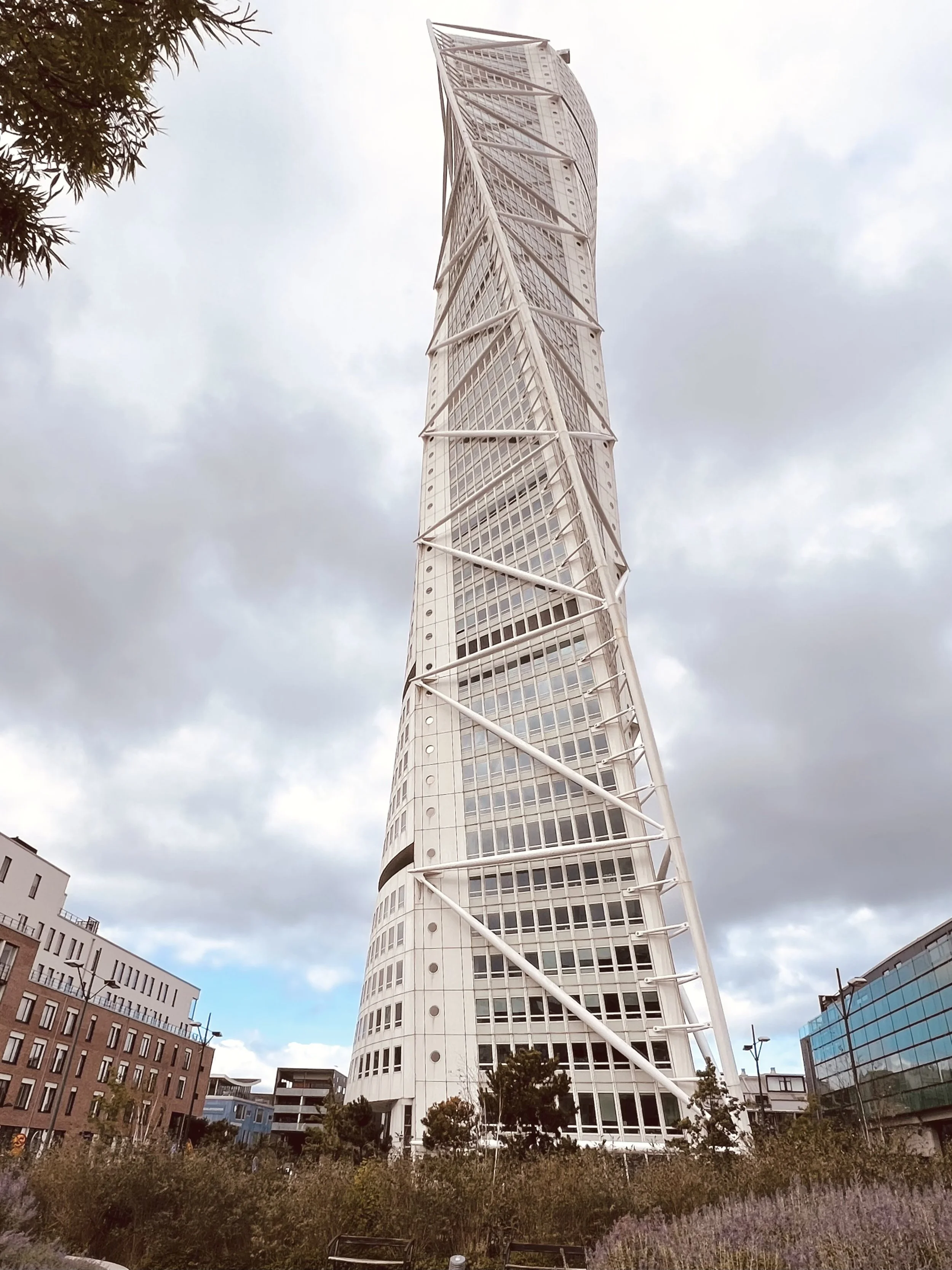 Hochhaus um ca 90 Grad verdreht, starke Architektur in Malmö