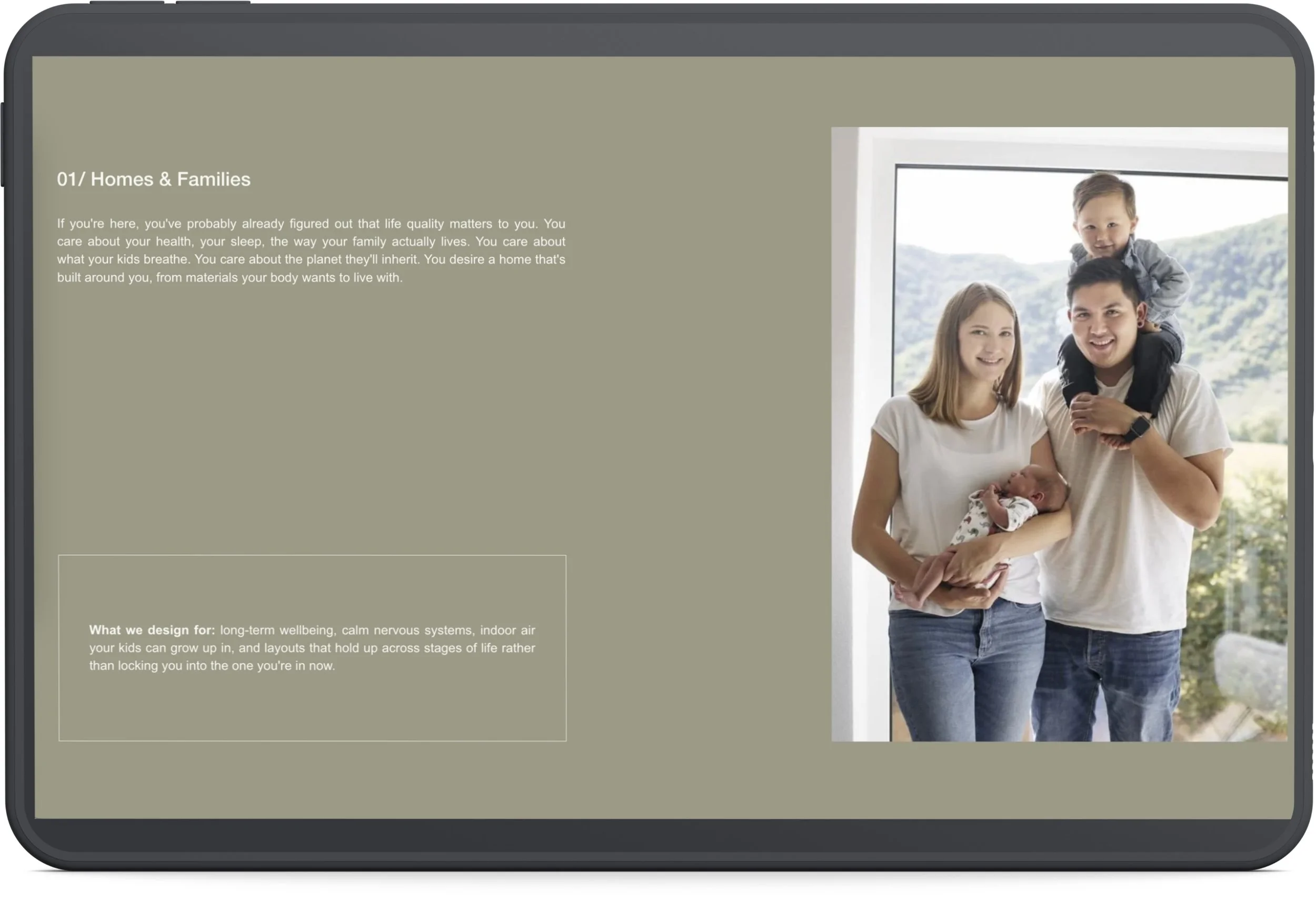 iPad mit Layout in khaki darauf Foto von junger Familie mit zwei Kindern