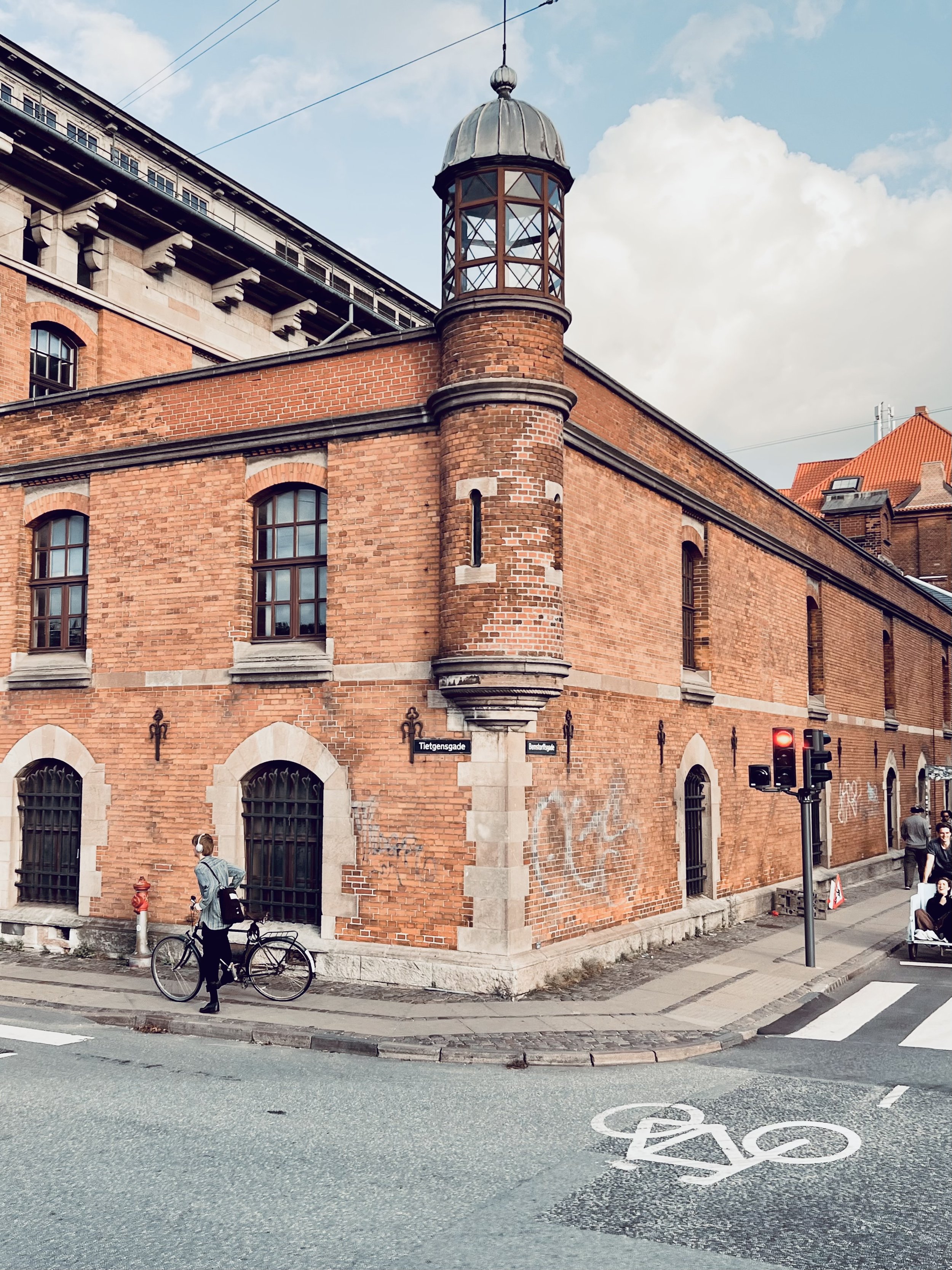 Historischer Backsteinbau mit Turm in Kopenhagen