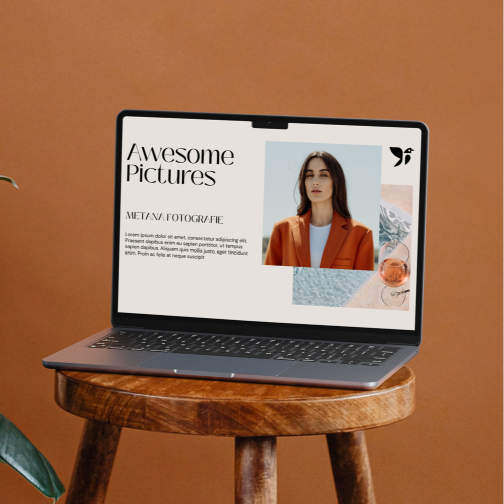 Laptop steht auf Hocker vor brauner Wand