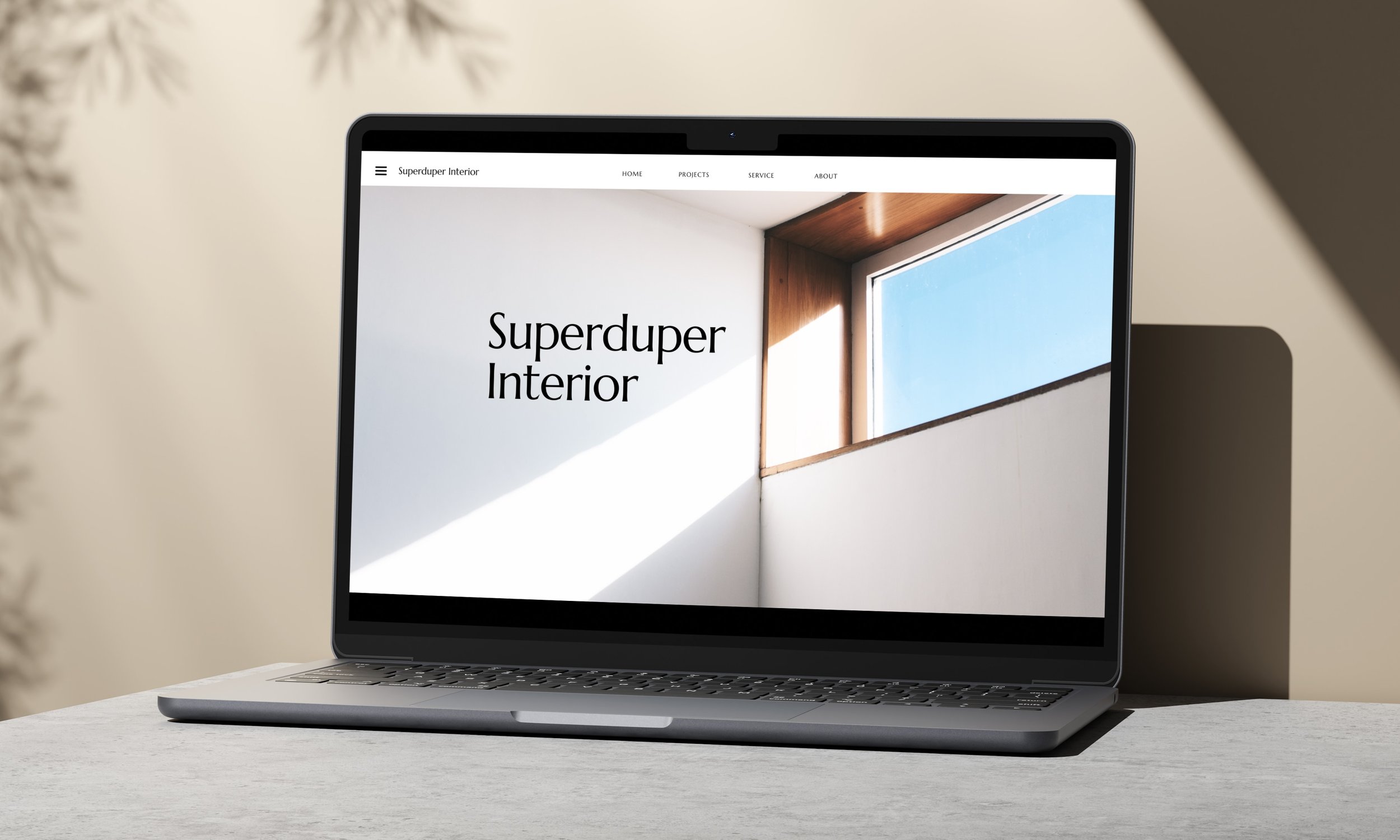 Zeigt Laptop auf Tisch vor Wand mit Website