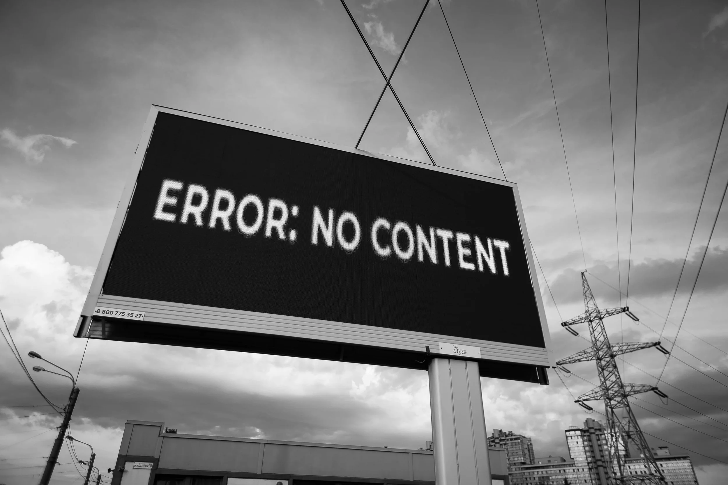 Schwarz-weiß Foto: Billboard mit Schrift: Error. No Content