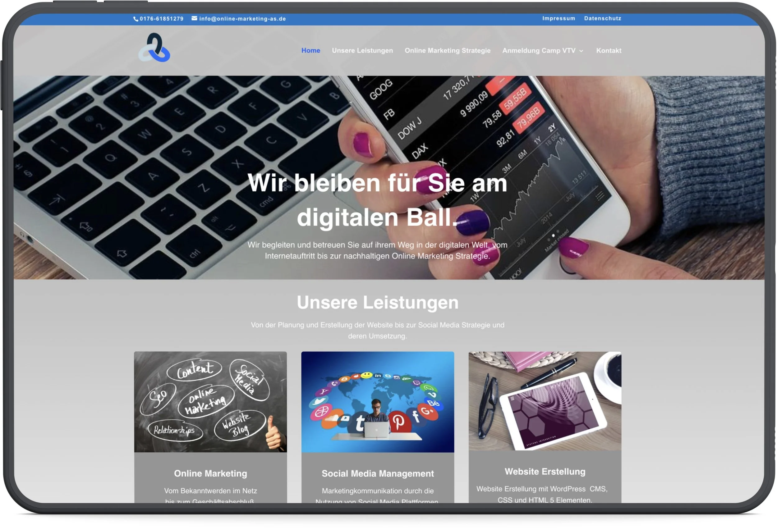 iPad mit Screenshot Online-Marketing-Agentur. Bild Hand lackierte Fingernägel hält Smartphone