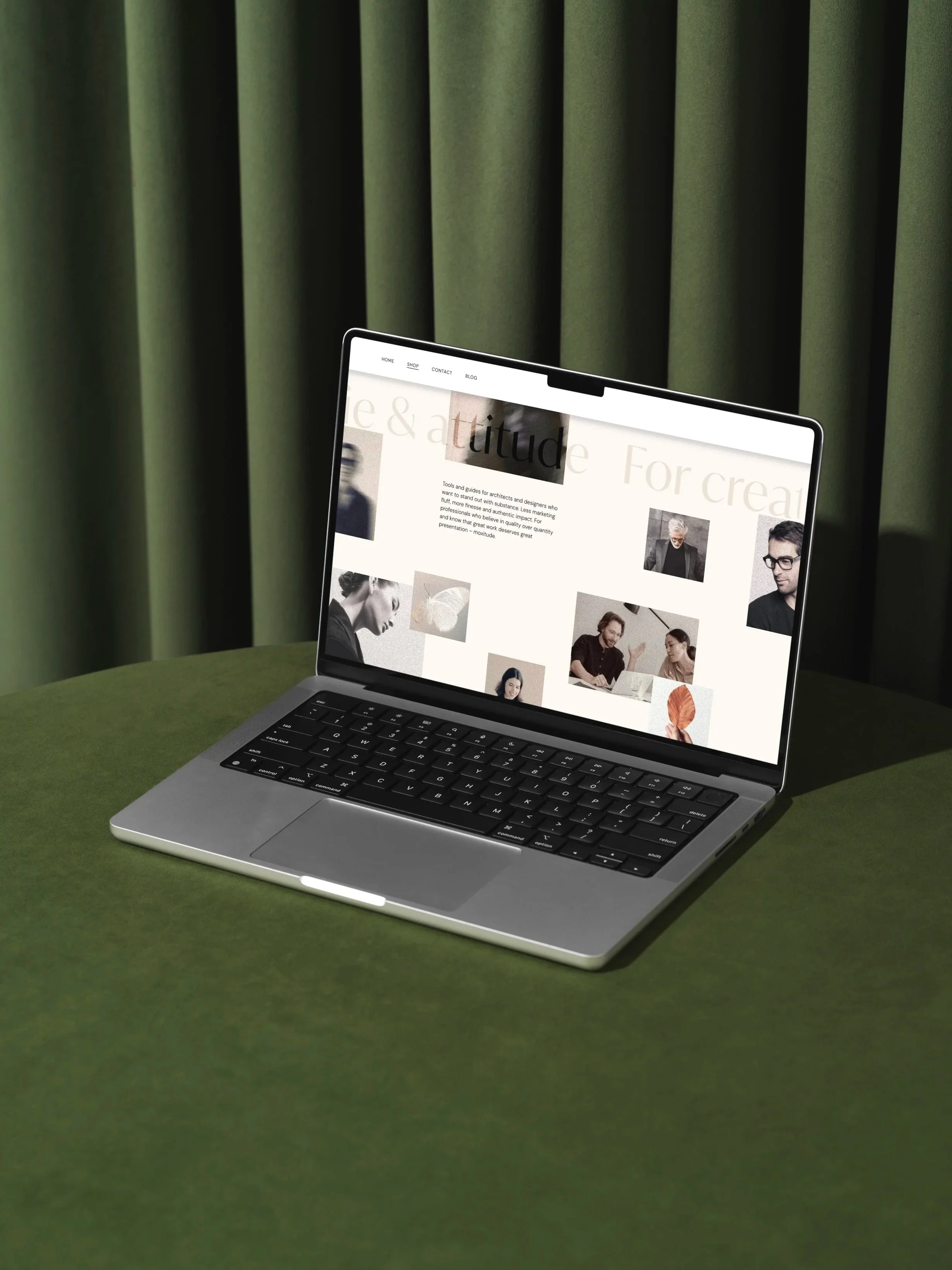 MacBook auf grünen Tisch vor grünen Vorhang, Mock-up canva