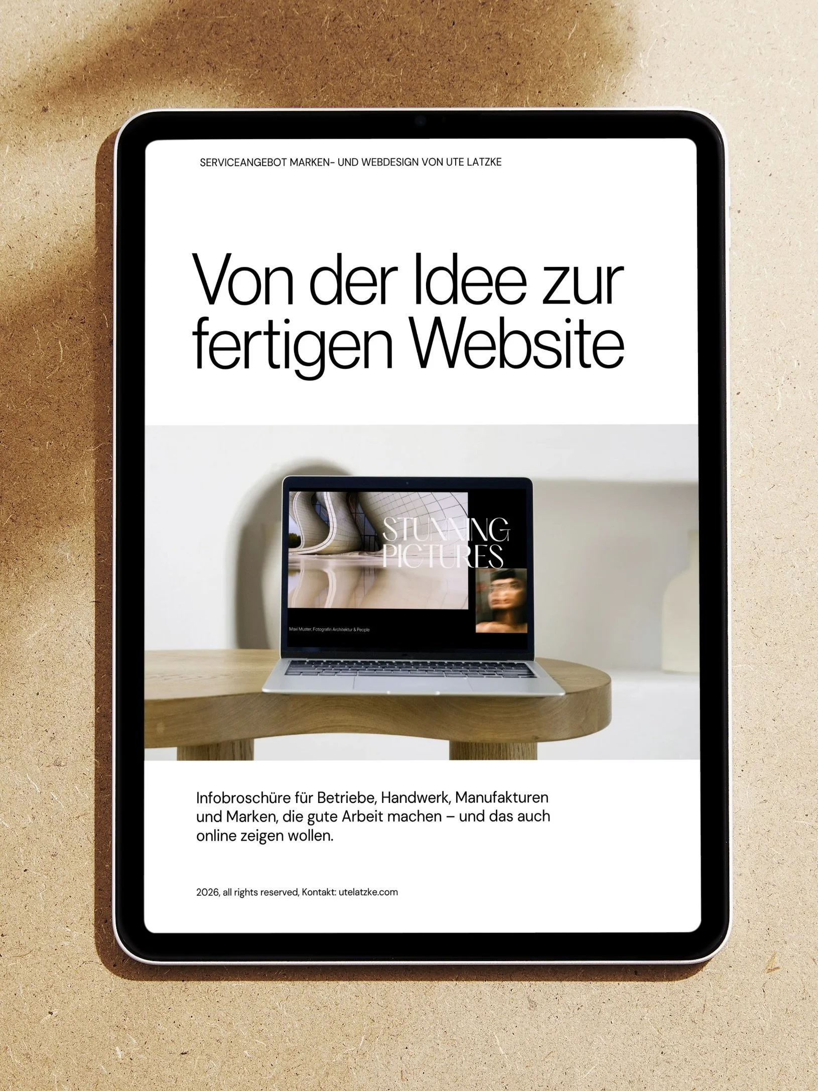 iPad liegt auf Korkboden, zeigt Cover von Infobroschüre
