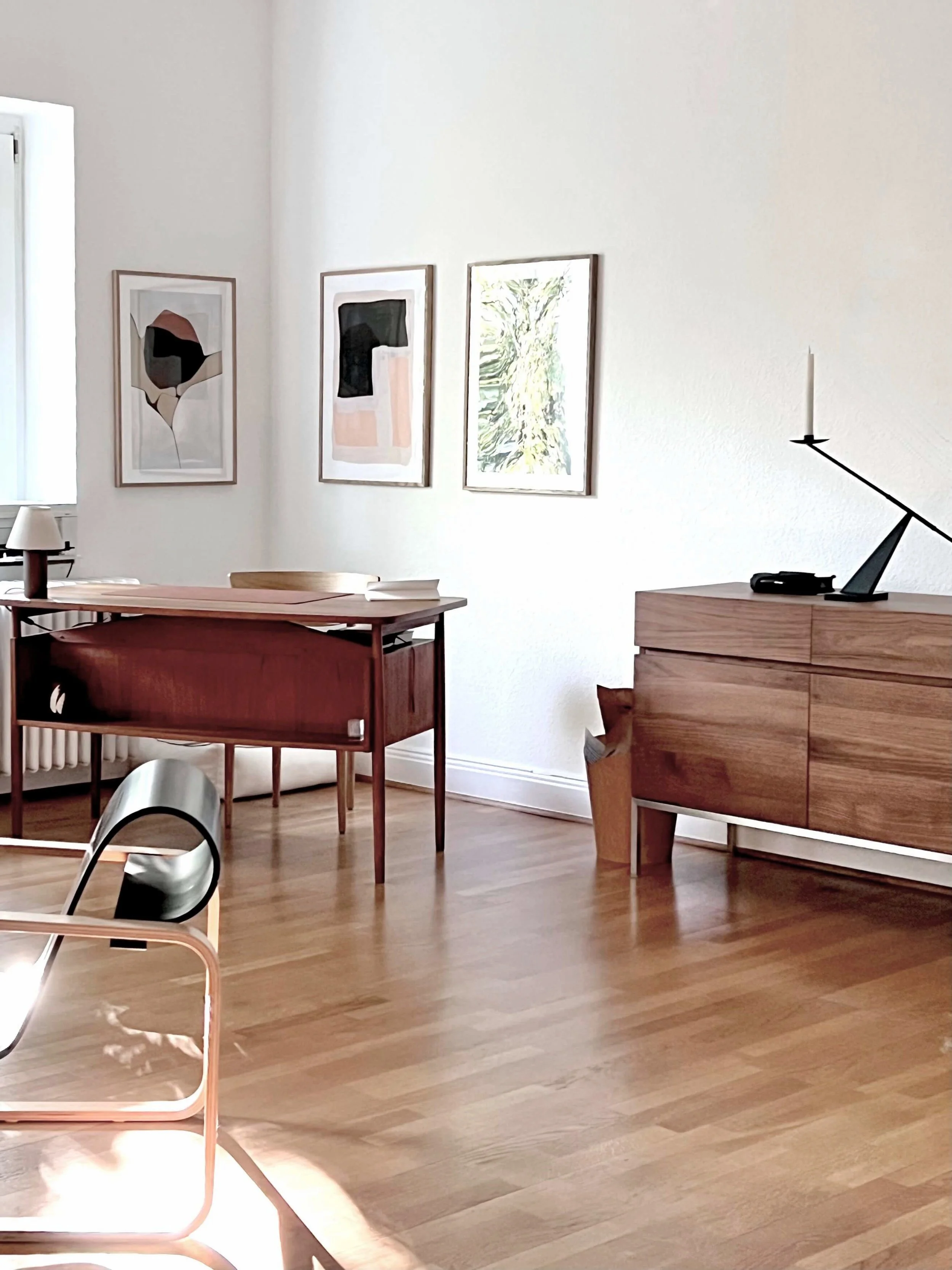 Bild Büro mit Schreibtisch und Sideboard