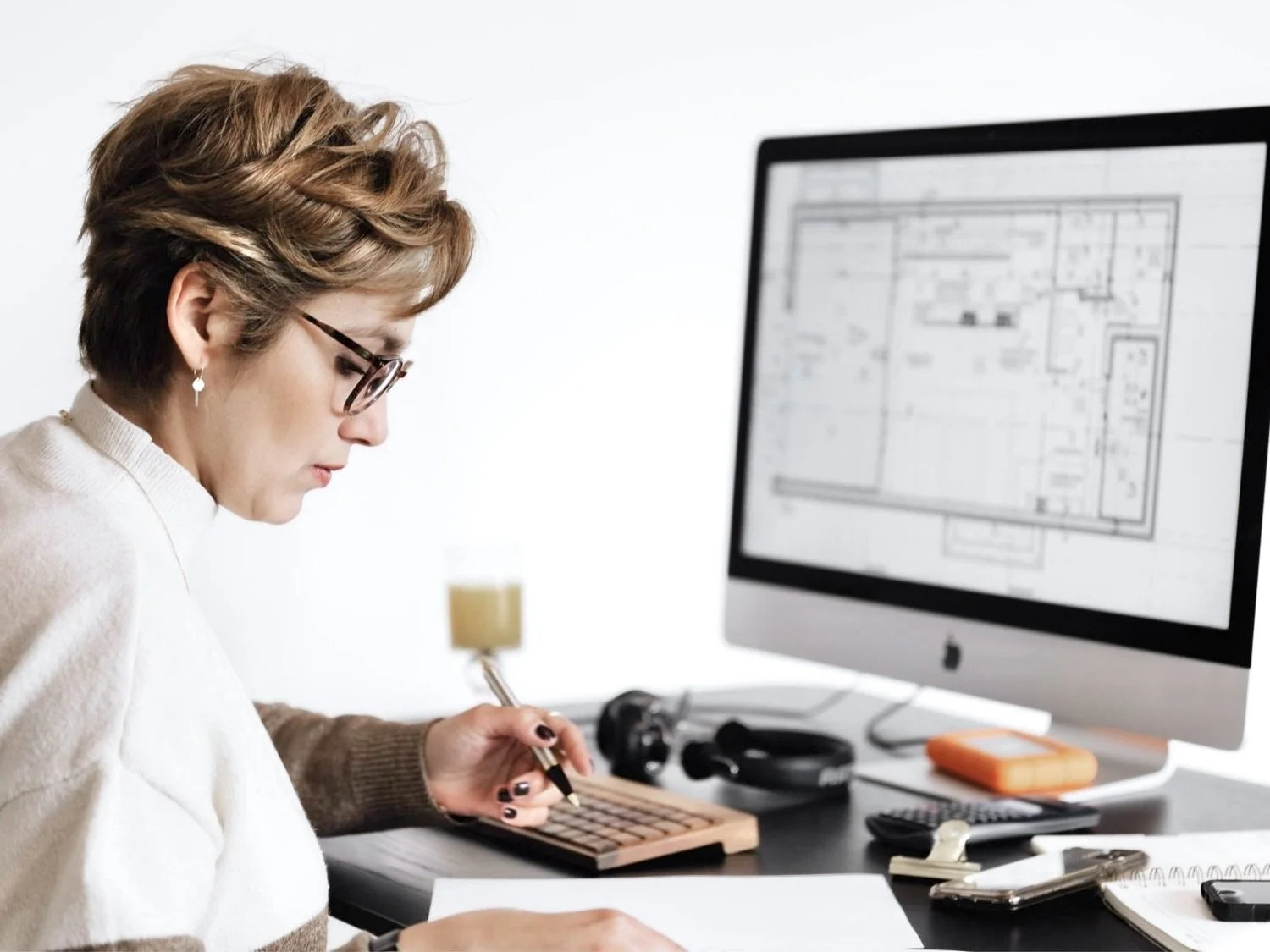 Frau am Computer mit Bildschirm