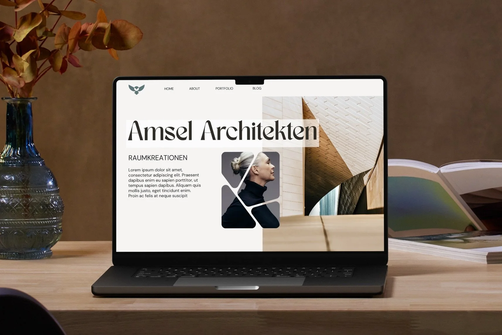 MacBook auf Schreibtisch, daneben eine Vase mit Mock-up einer Website, Bild canva