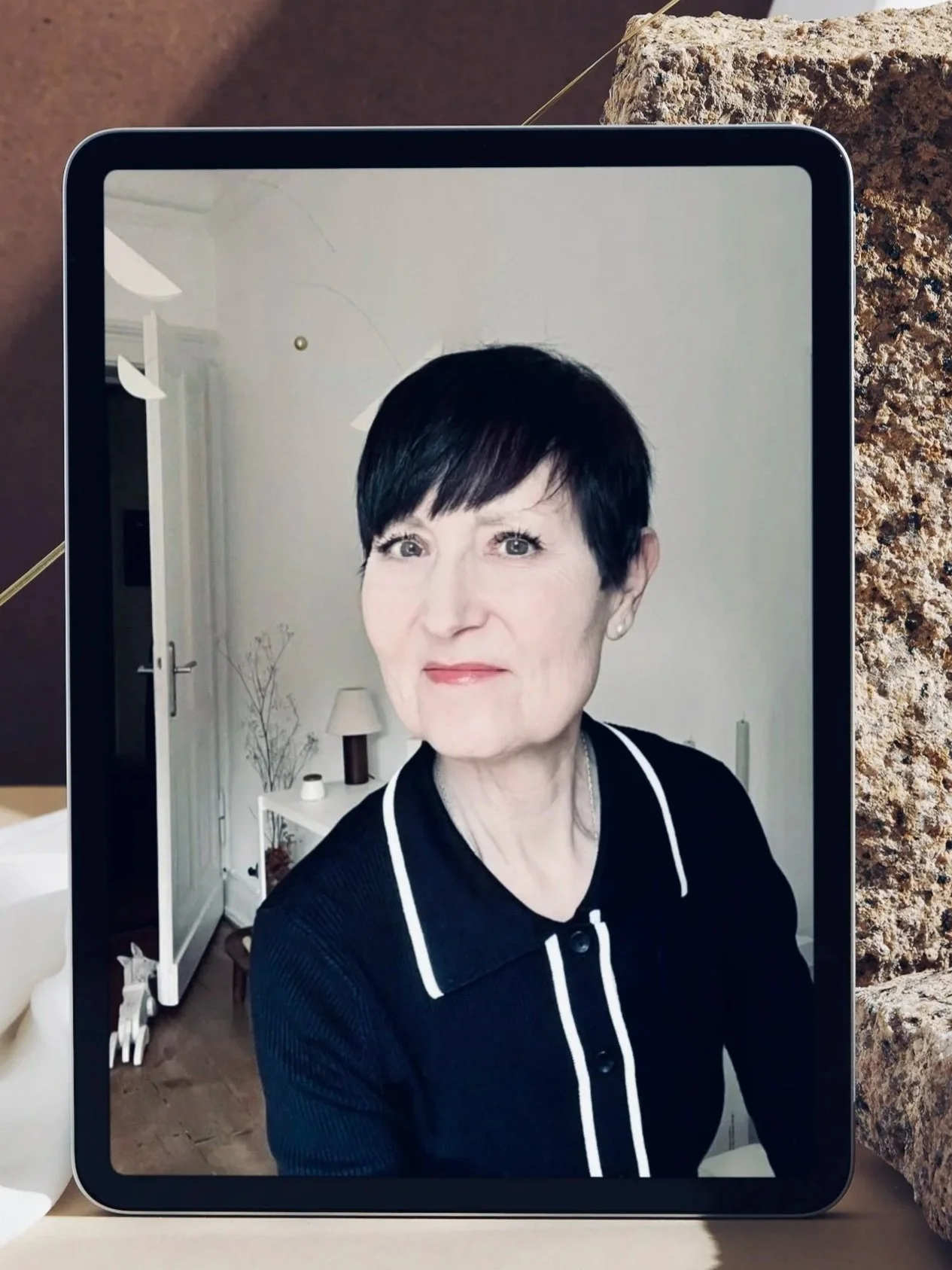 iPad mit Bild von Frau, kurze Haar, schwarzes Poloshirt