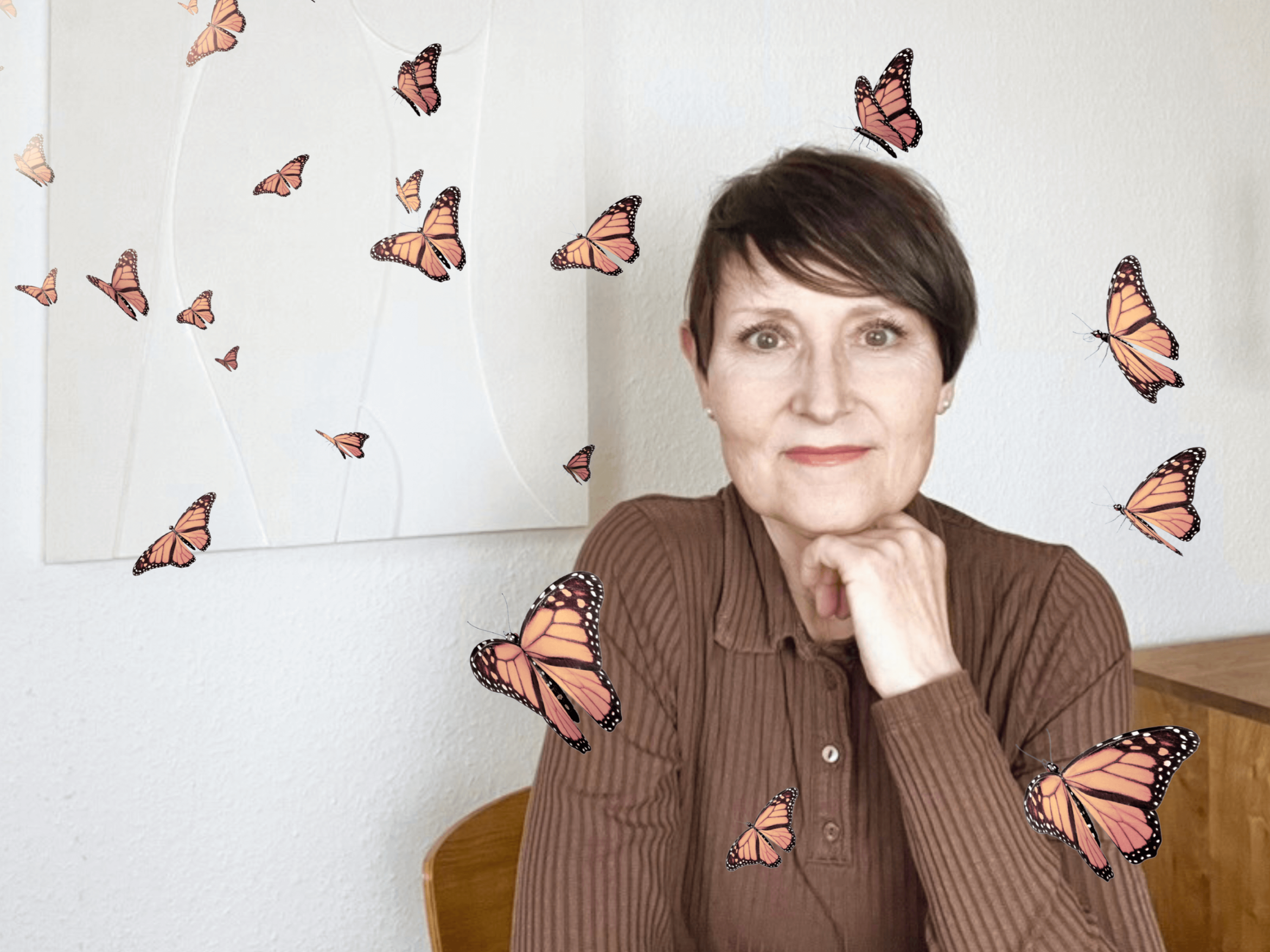 Ute Latzke umschwirrt von vielen Schmetterlingen, Foto: Latzke und canva