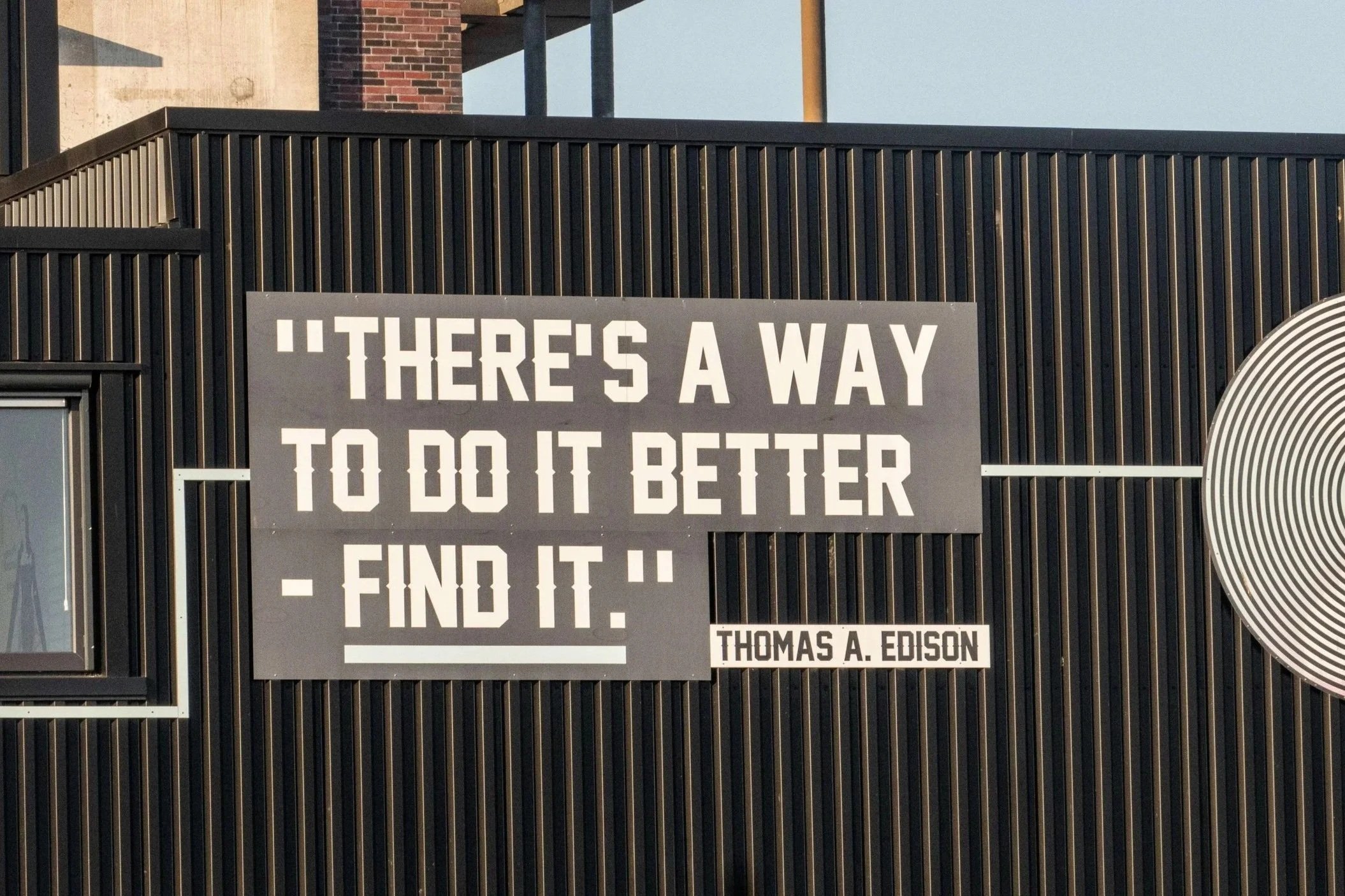 Wand mit Spruch von Thomas A. Edison: There's a way to to it better – find it.