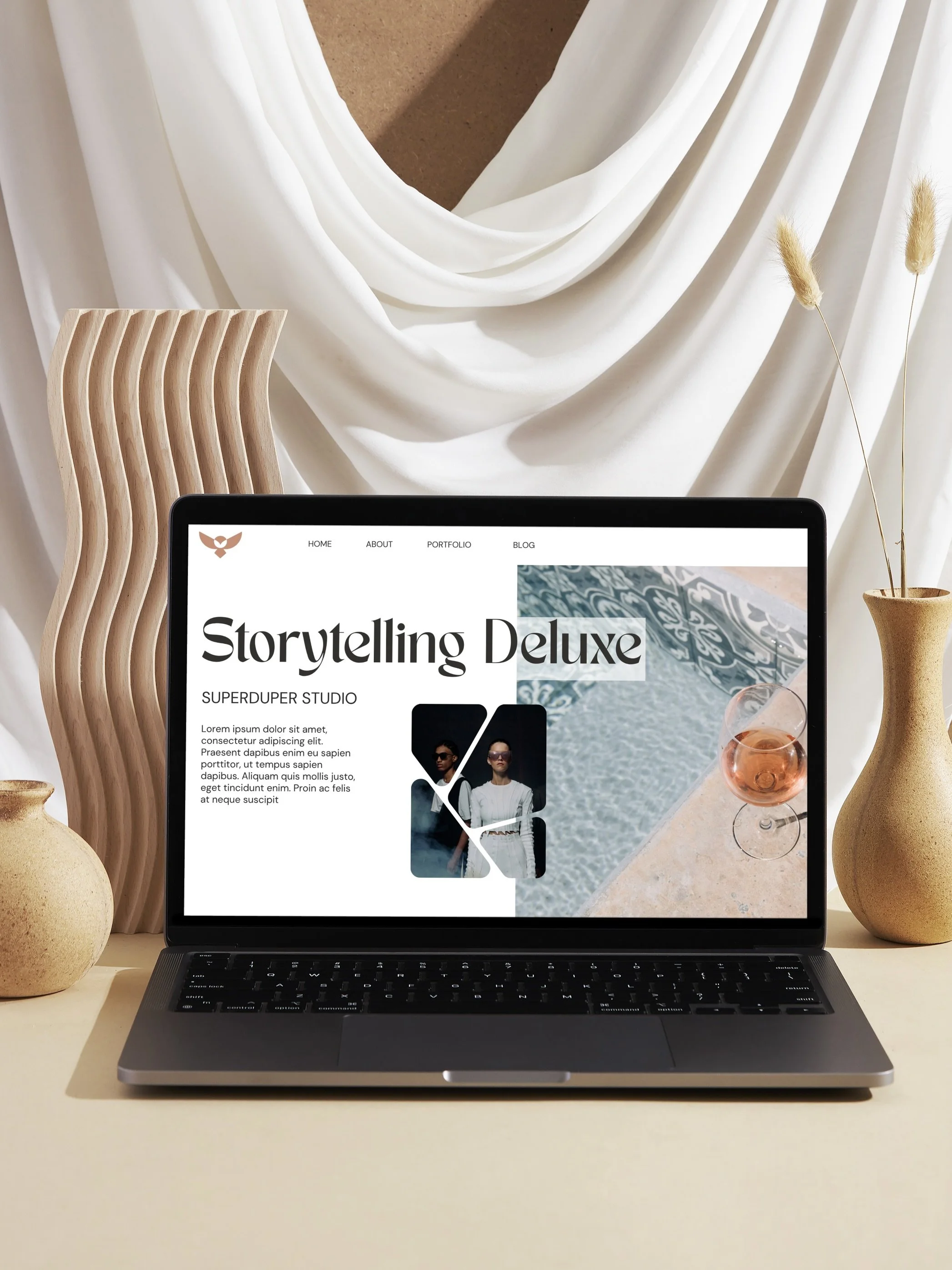 Macbook auf Tisch, daneben zwei Vasen, dahinter ein Objekt und Stoff, Stillleben, Mock-up Canva