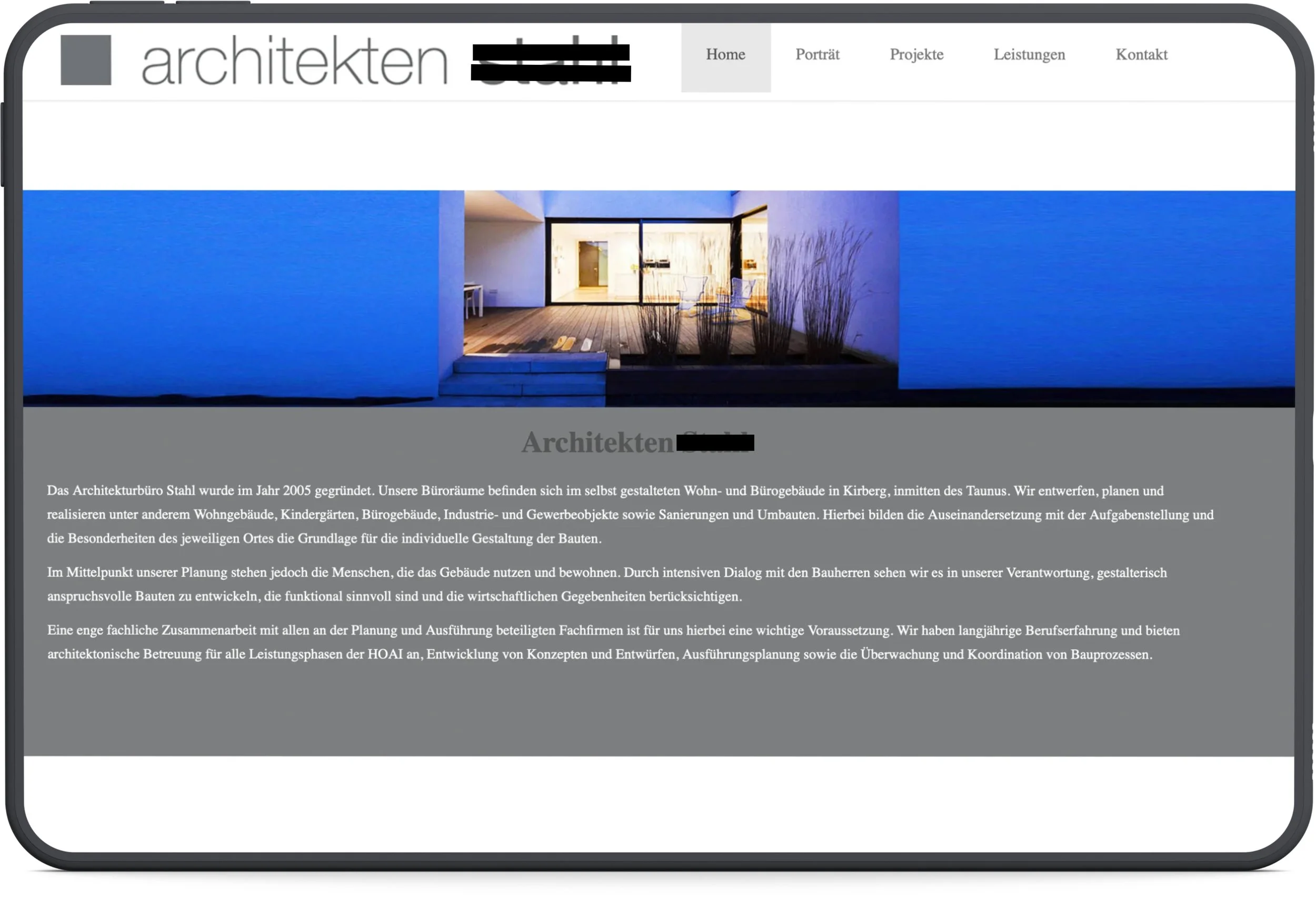 Ipad mit Sreenshot, Bild Haus auf blauem Hintergrund, weißer Text auf grauem Grund.