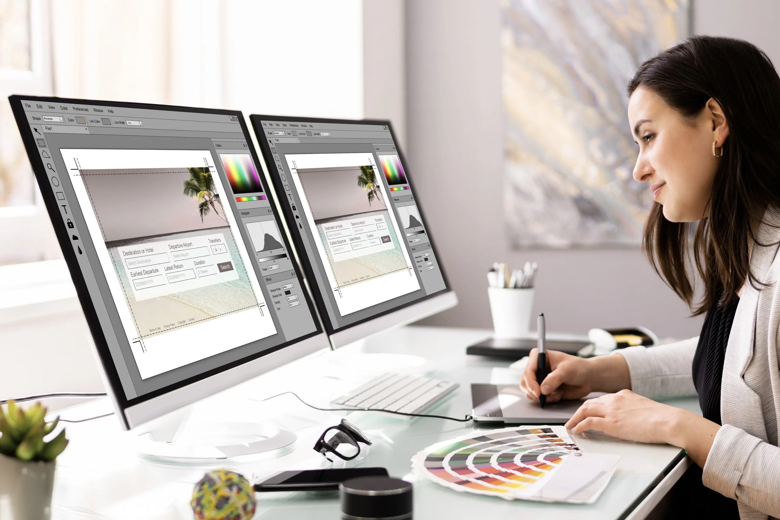 FRau sitze an zweit Bildschirmen und gestaltet