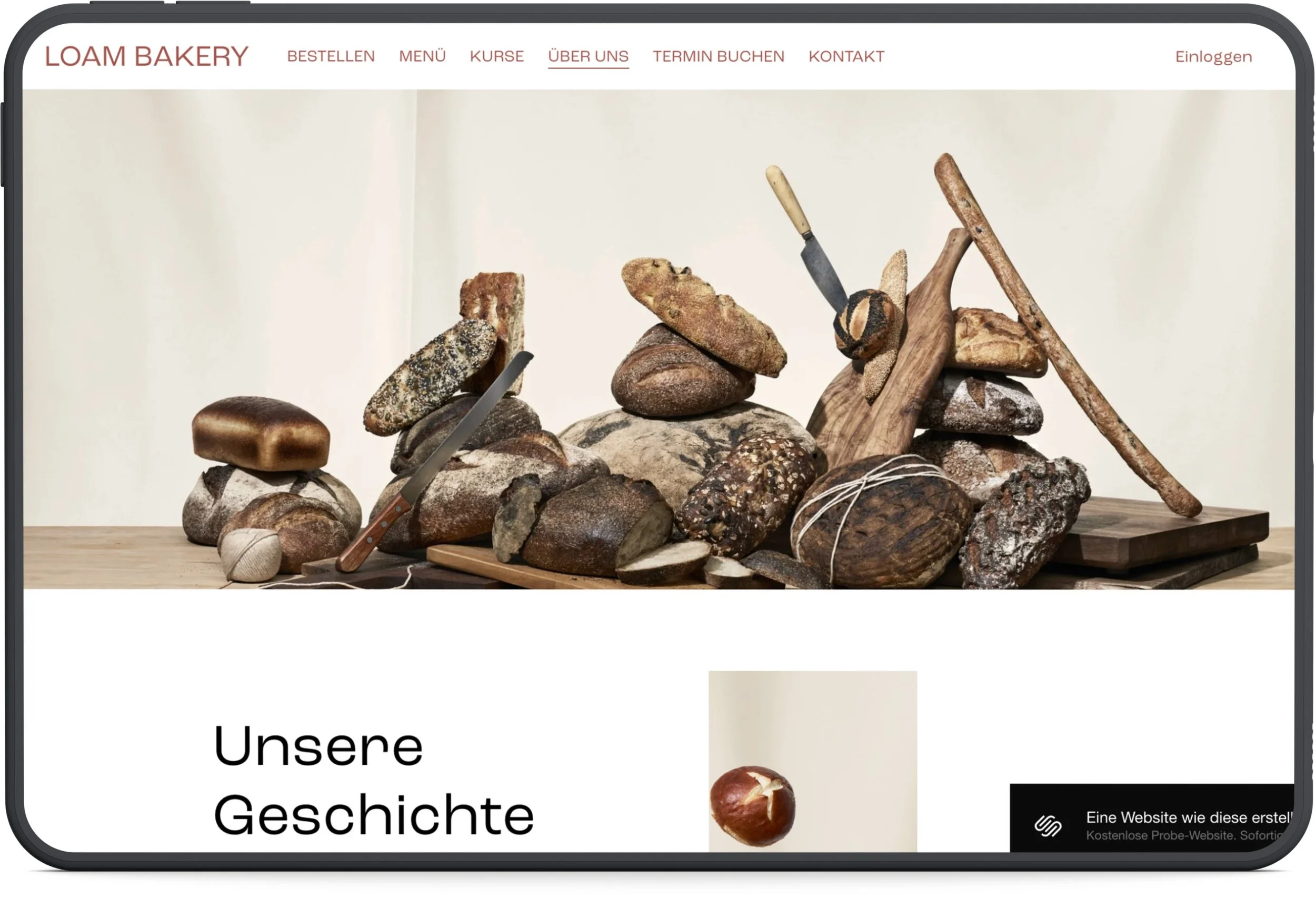 Touchpad mit dem Screenshot einer Bäckerei-Website, großes Foto mit viel Brot
