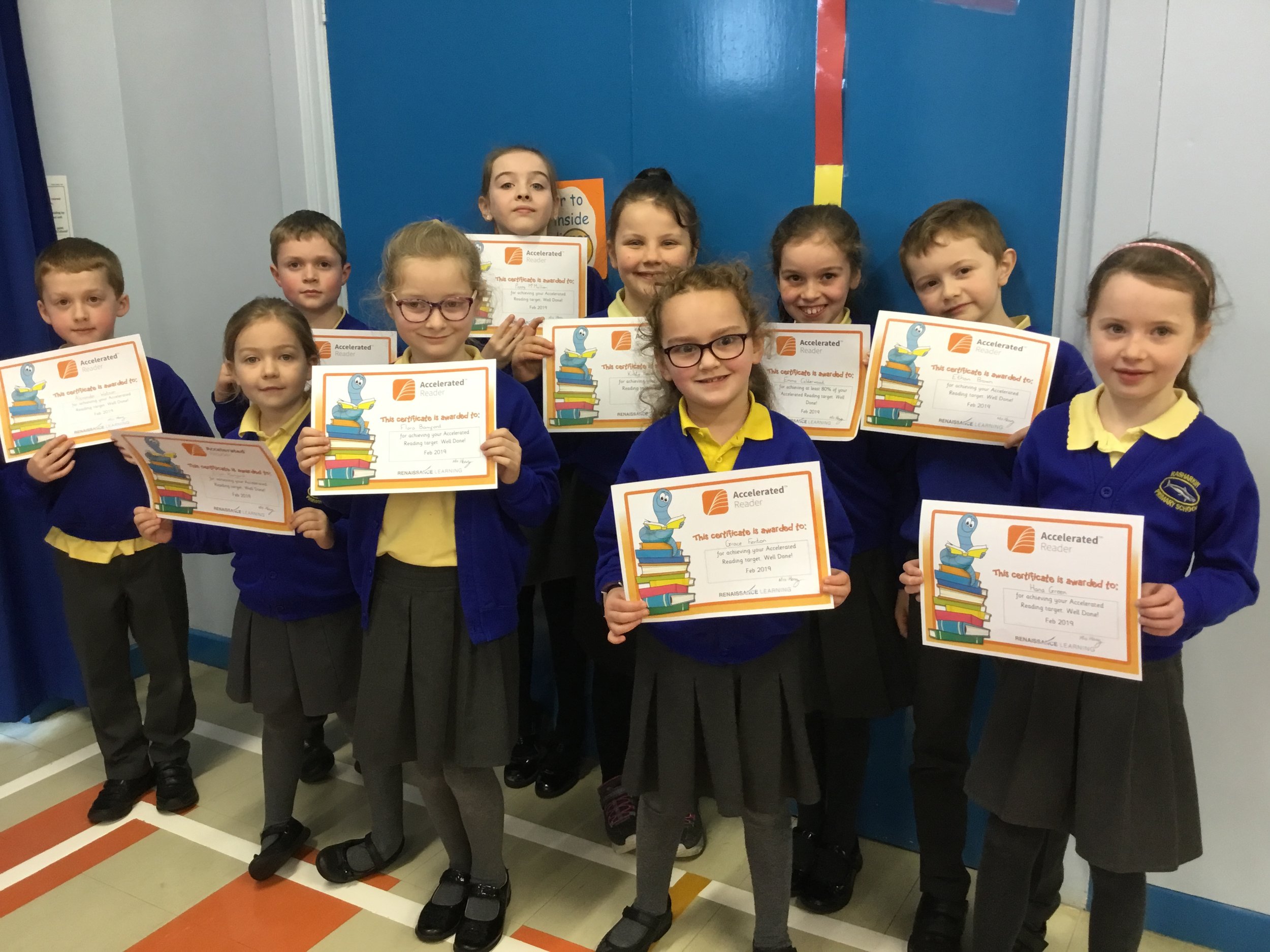  P4 children with their Accelerated Reading Certificates 