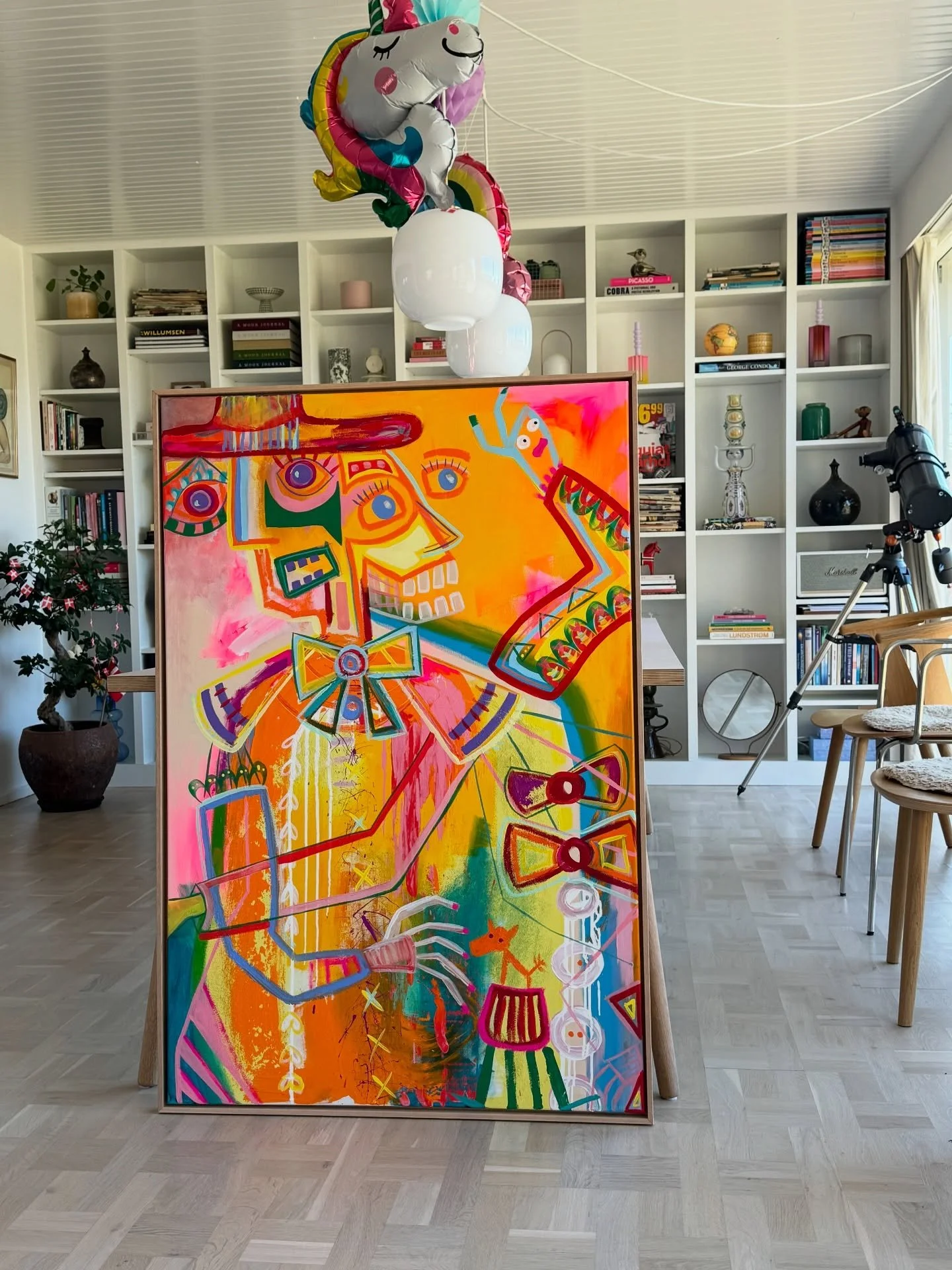 Mens regnen rusker udenfor sidder jeg og pr&oslash;ver at forst&aring; at jeg har solgt mine kunstv&aelig;rker til s&oslash;de mennesker i 18 lande 🤍✨🌈🎨 

Holy moly. Den havde jeg ikke set komme da jeg for 5 &aring;r siden sprang ud som kunstner p