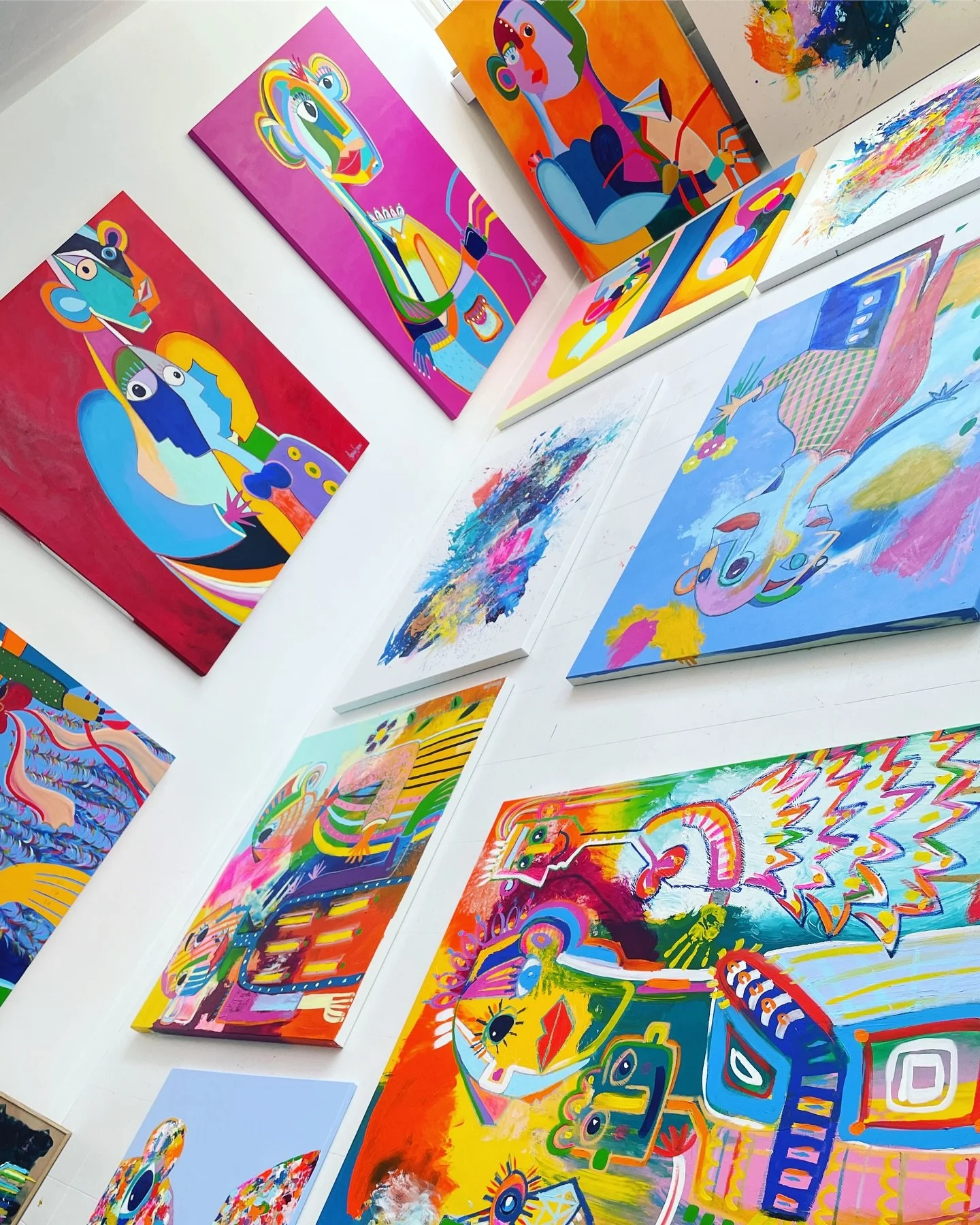 23! 🤩✨🌈🎨 I n&aelig;ste uge lander 23 store l&aelig;rreder i mit nye atelier. Grundet pladsmangel er det noget tid siden jeg har haft de helt store l&aelig;rreder. Men NU sker det 🎉🤍 Yeees! Det bliver fantastico 🤩✨