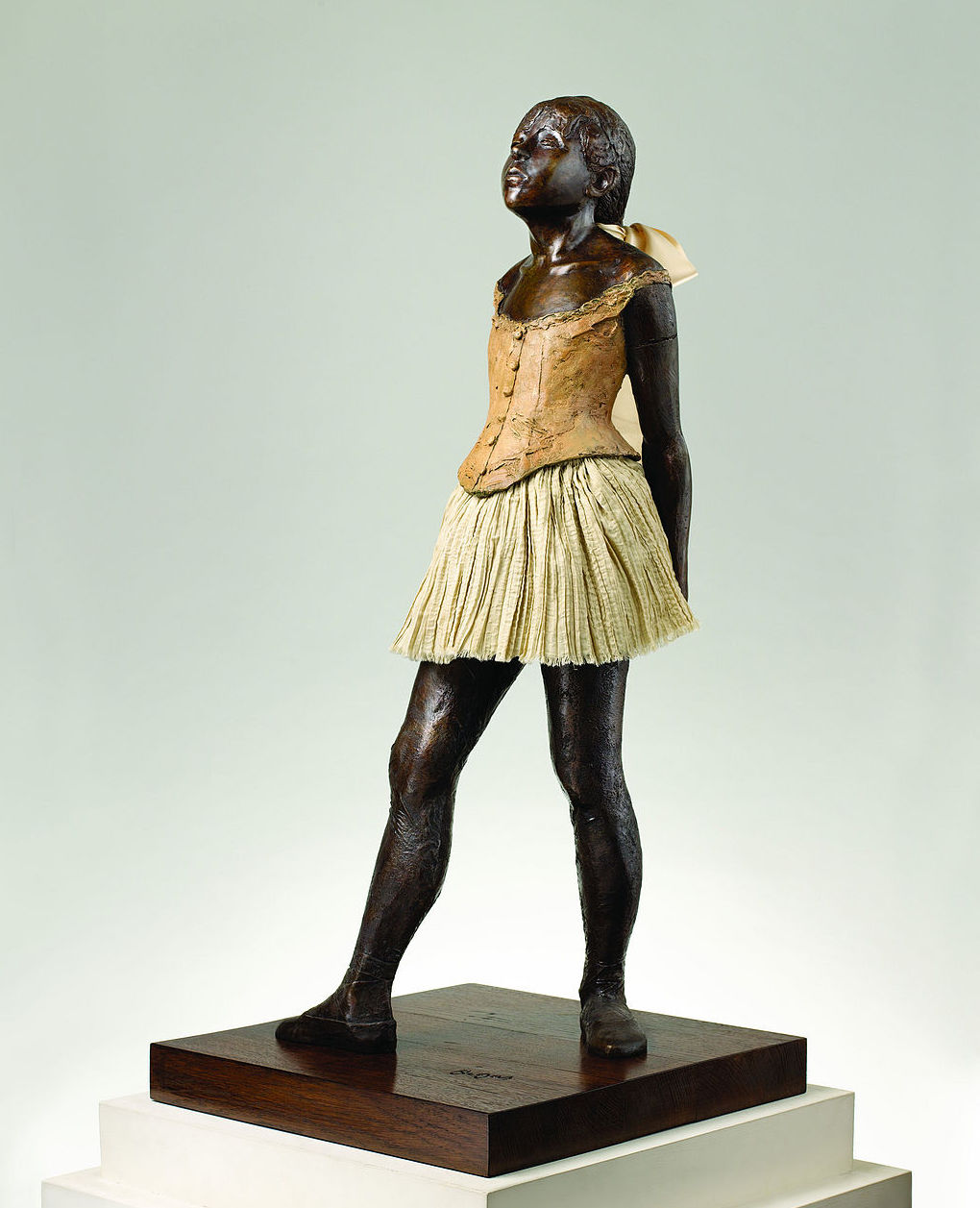 Edgar_Degas_La_Petite_Danseuse_de_Quatorze_Ans_cast_in_1997.jpg