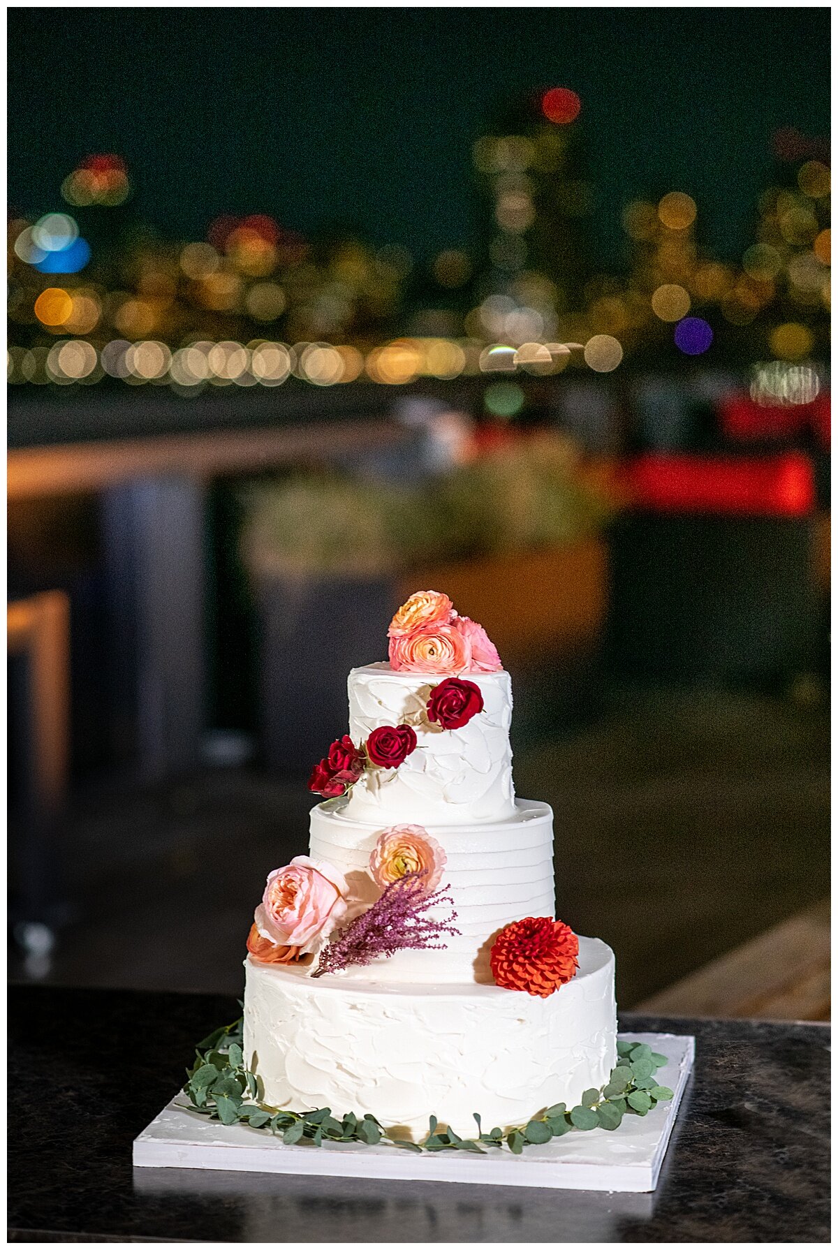 wedding cake with nyc skyline in the background