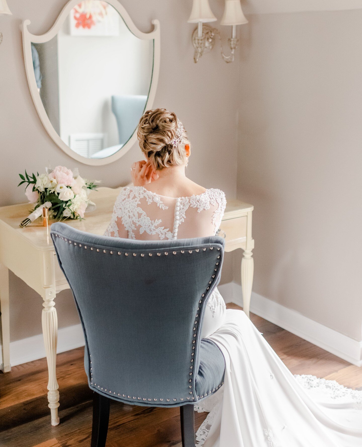 There is just something magical that happens in the bridal suite!⁠
⁠
Photographer: @deborahannphotography⁠
Venue: @lakealhallaclub⁠
Wedding gown: @camillelavie⁠
Bridesmaids Dresses: @davidsbridal⁠
Bride's Shoes: @davidsbridal⁠
Justin's Suit: @bbespok